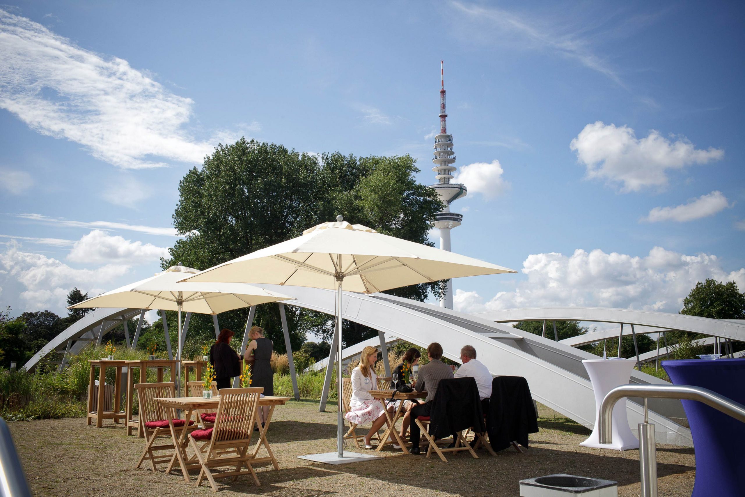 Schirm, 3 x 3m creme bei sommerlicher Veranstaltung mit Gästen