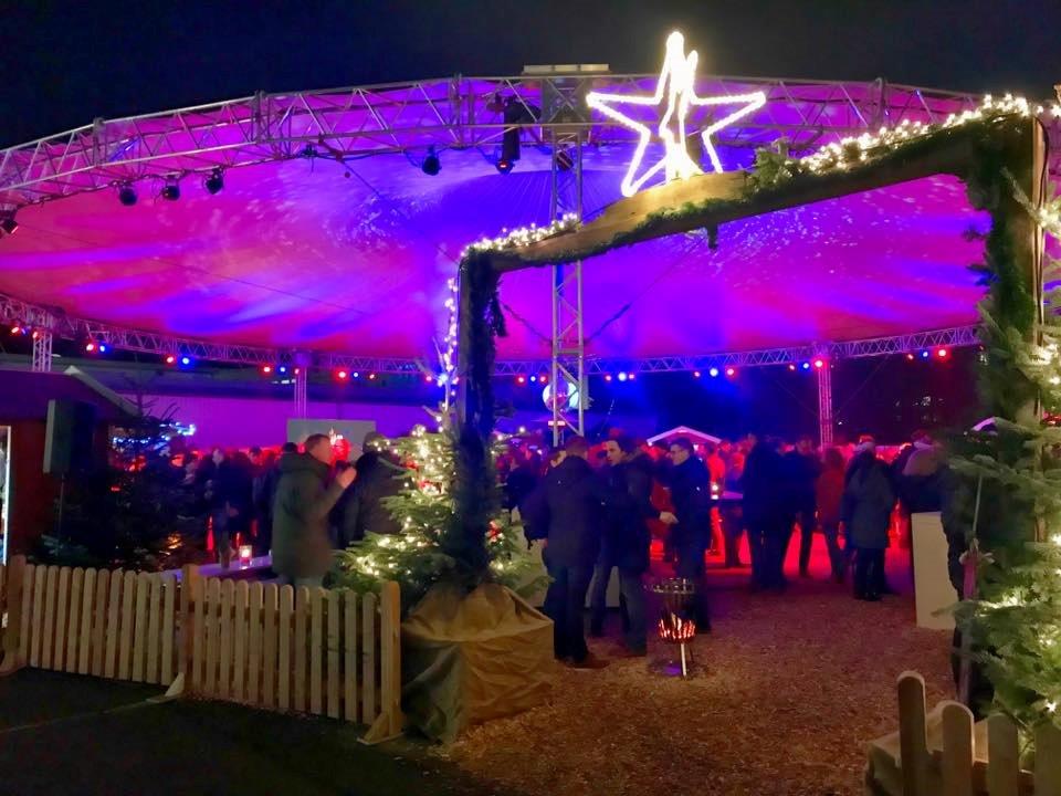 Weihnachtstor als beleuchteter Eingang auf einer Weihnachtsveranstaltung