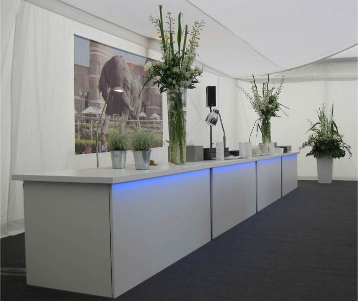 Buffettheke Delight 75 bei Veranstaltung mit blau beleuchteter Front