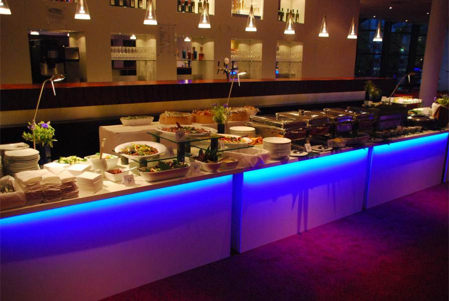 LED- Steuerung Delight an beleuchtetem Buffet bei einer Veranstaltung