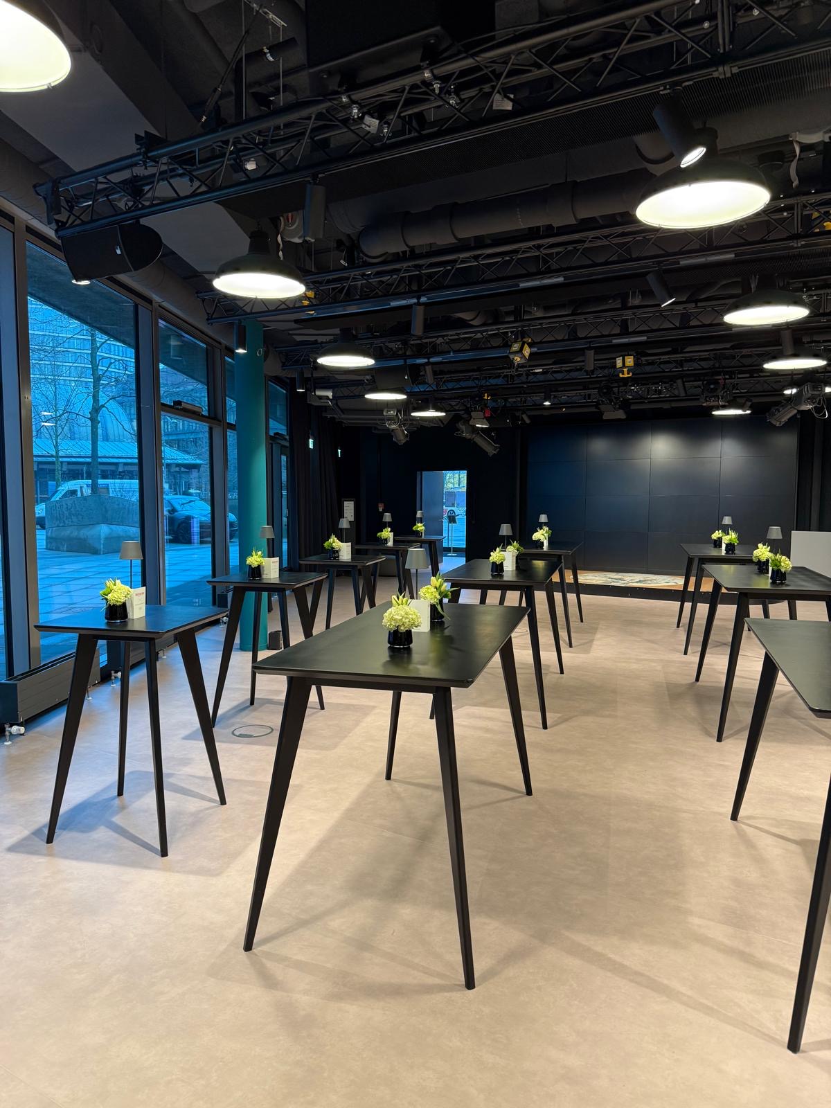 Stehtisch Manhattan L in modernem Eventraum mit Blumenarrangements