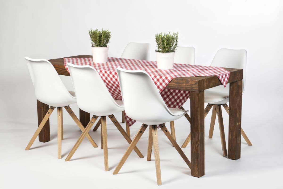 Dinnertisch Bari Wood L/65, gedeckt mit karierter Tischdecke und weißen Stühlen