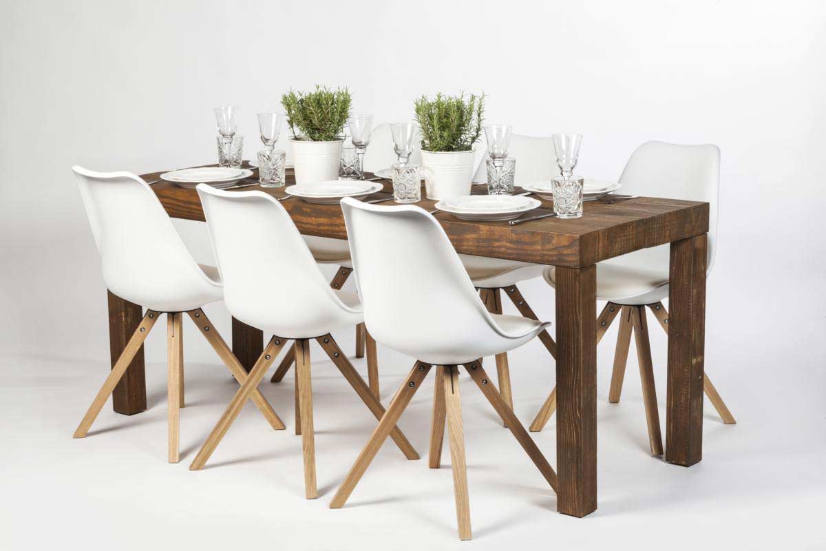 Dinnertisch Bari Wood L/65, gedeckt mit weißen Stühlen und Kräutern