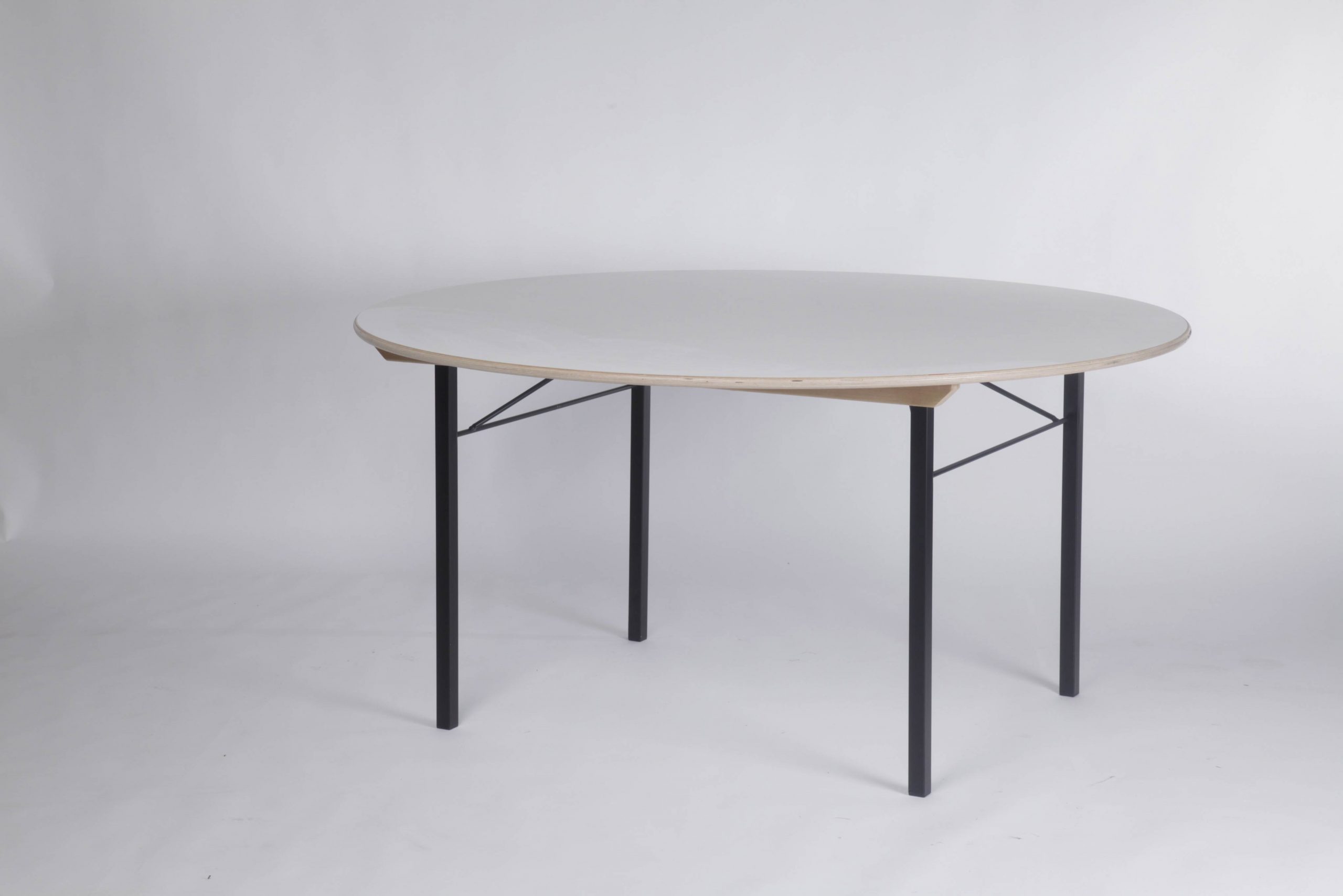 Bankett-Tisch 150 cm mit runder, heller Tischplatte und schwarzem Metallgestell