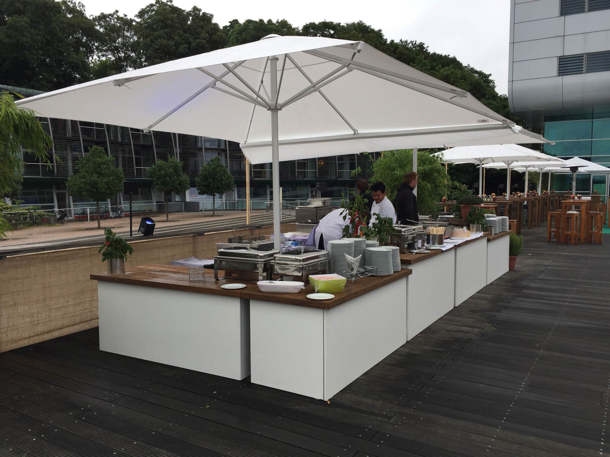Schirm, 4 x 4 m über einem Outdoor-Buffet