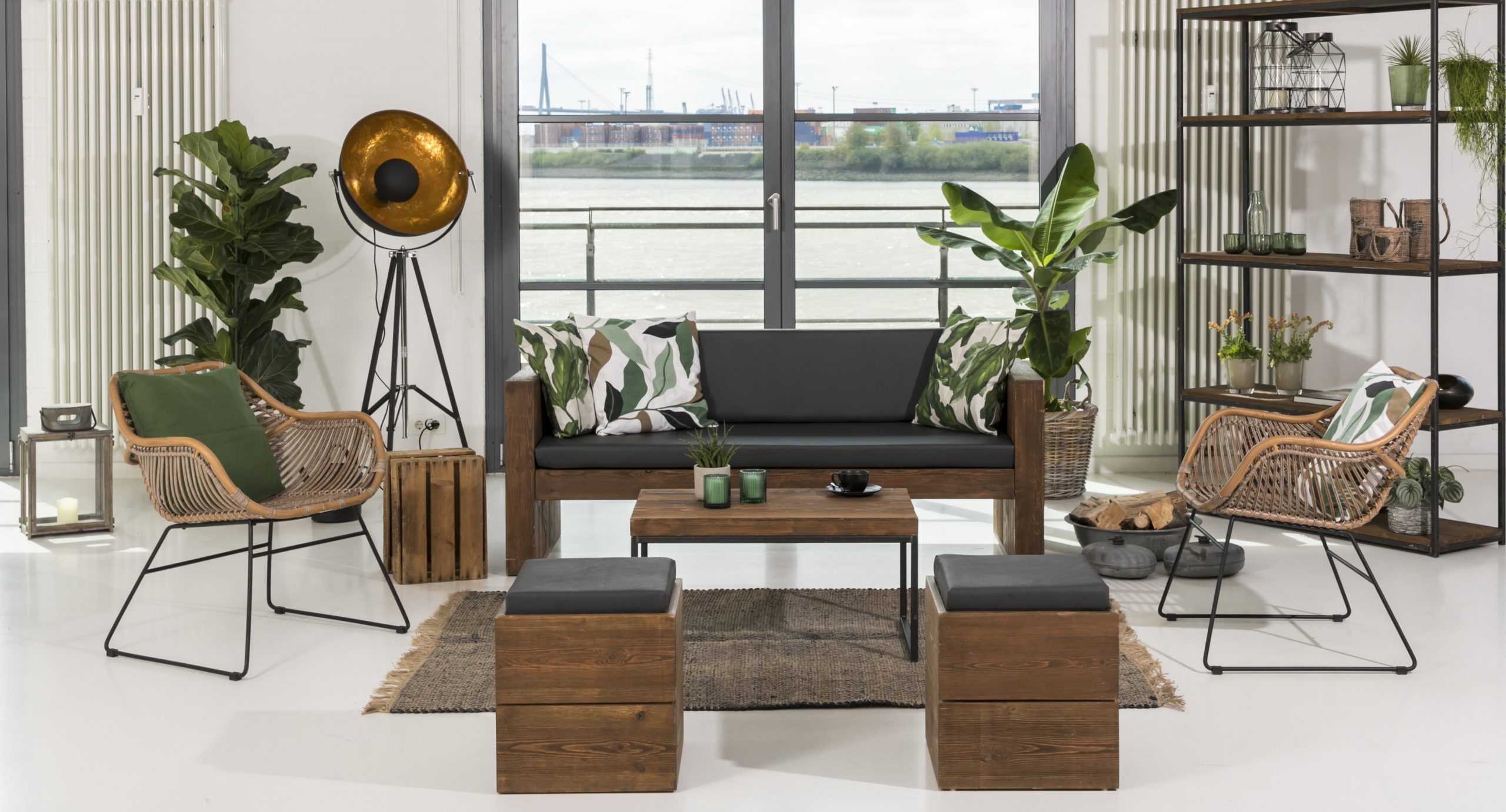 Kissen mit grünem Blättermuster in gemütlicher Lounge