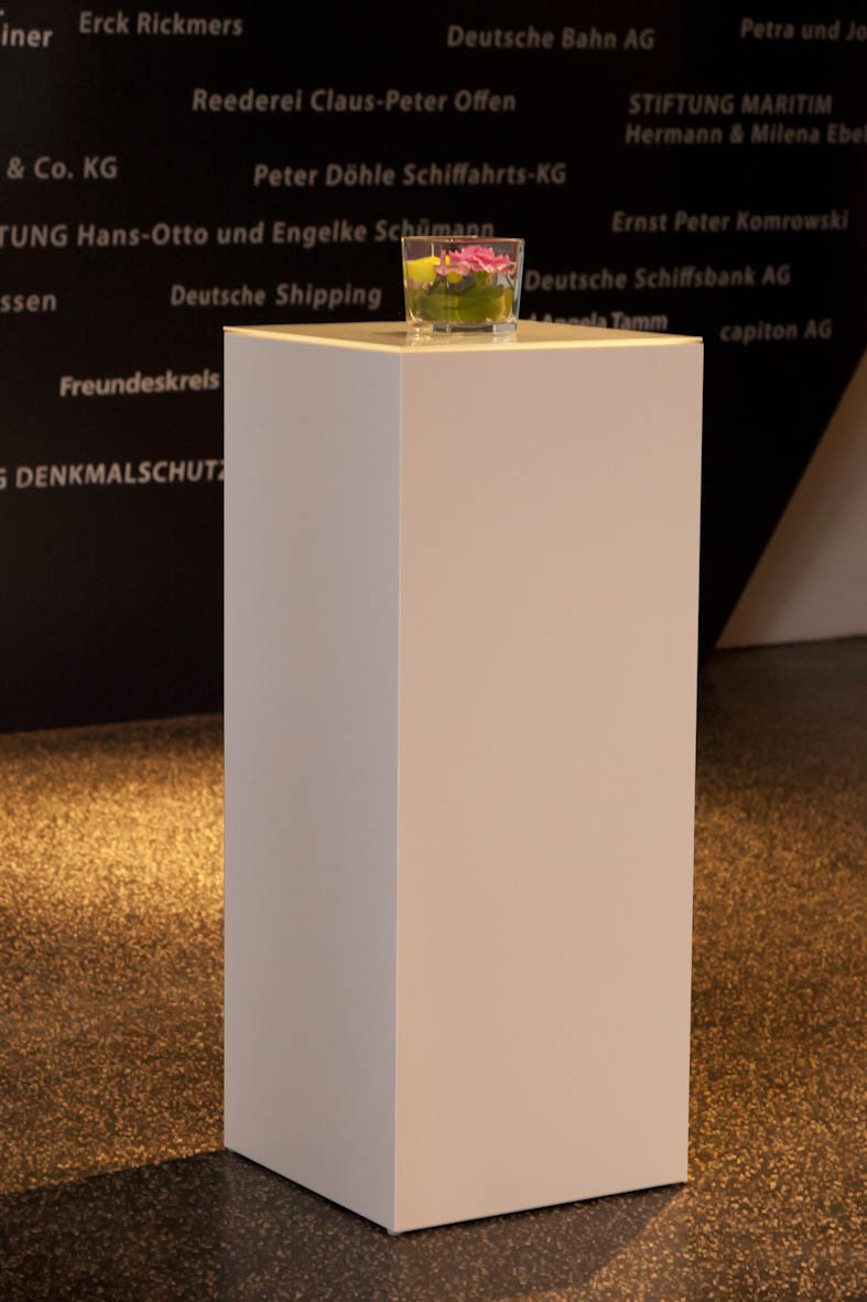 Säulenstehtisch weiß bei einer Veranstaltung mit Blumendekoration