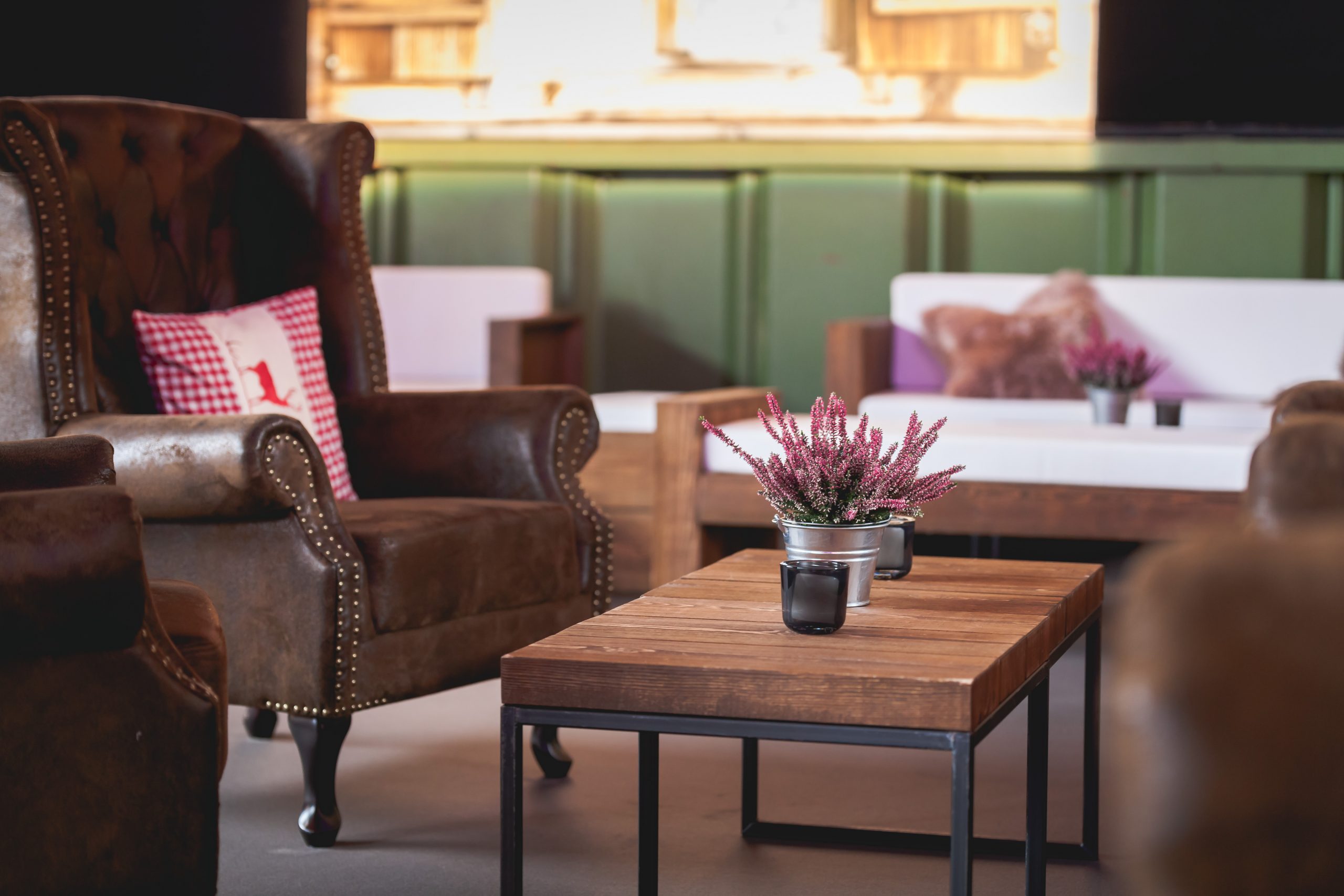 Oxford Ohrensessel in gemütlicher Lounge mit Holztisch