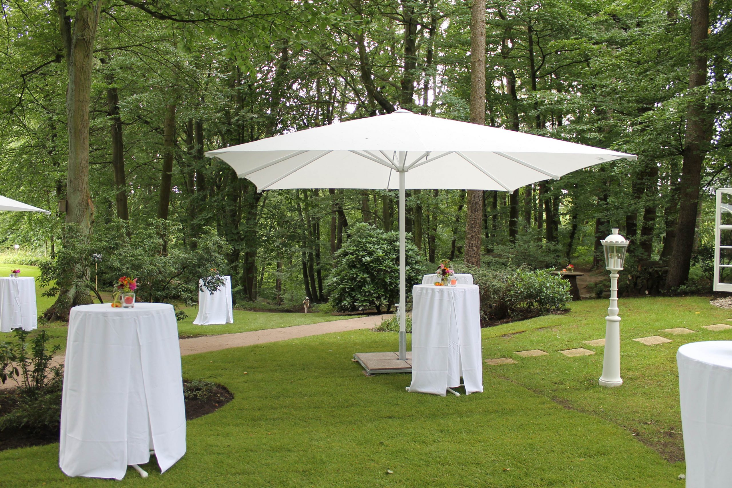 Schirm, 4 x 4 m bei Gartenempfang mit Stehtischen