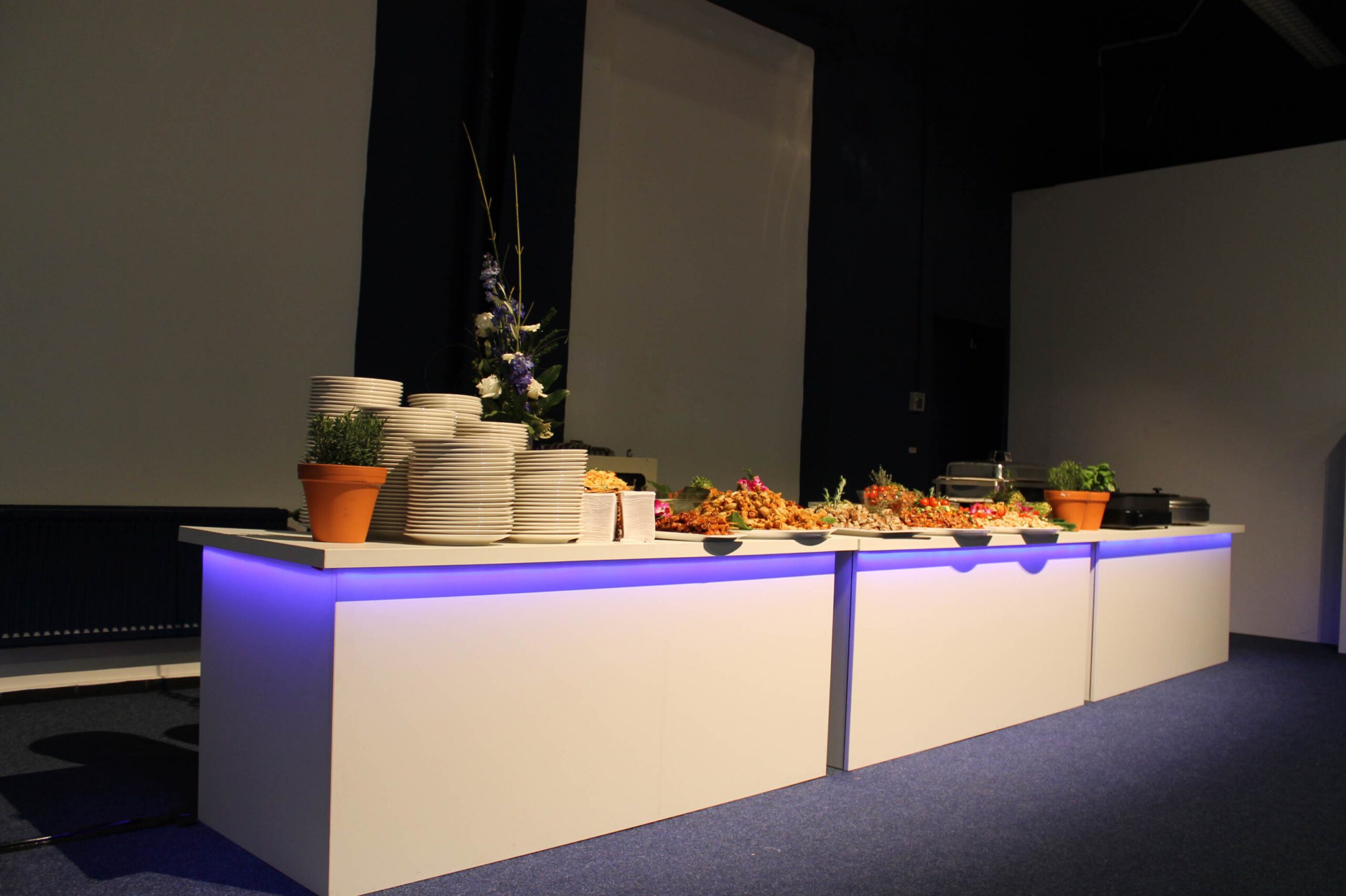 LED- Steuerung Delight am Buffet mit blau beleuchteten Theken