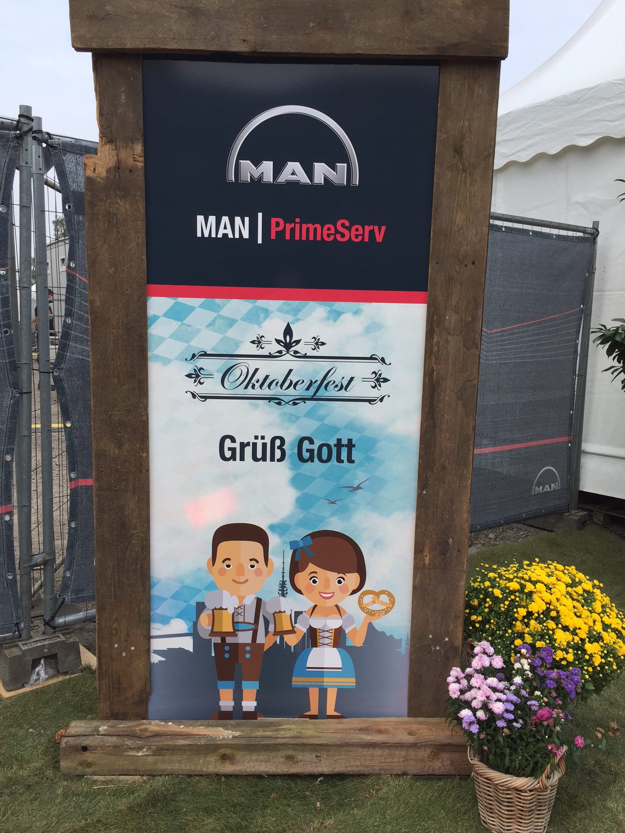 Logorahmen Bari beim Oktoberfest mit MAN-PrimeServ-Banner