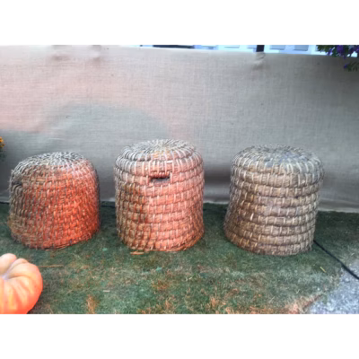 Landhaus / Bienenkörbe antik – Accessoires mieten bei Unique Event Rental Hamburg
