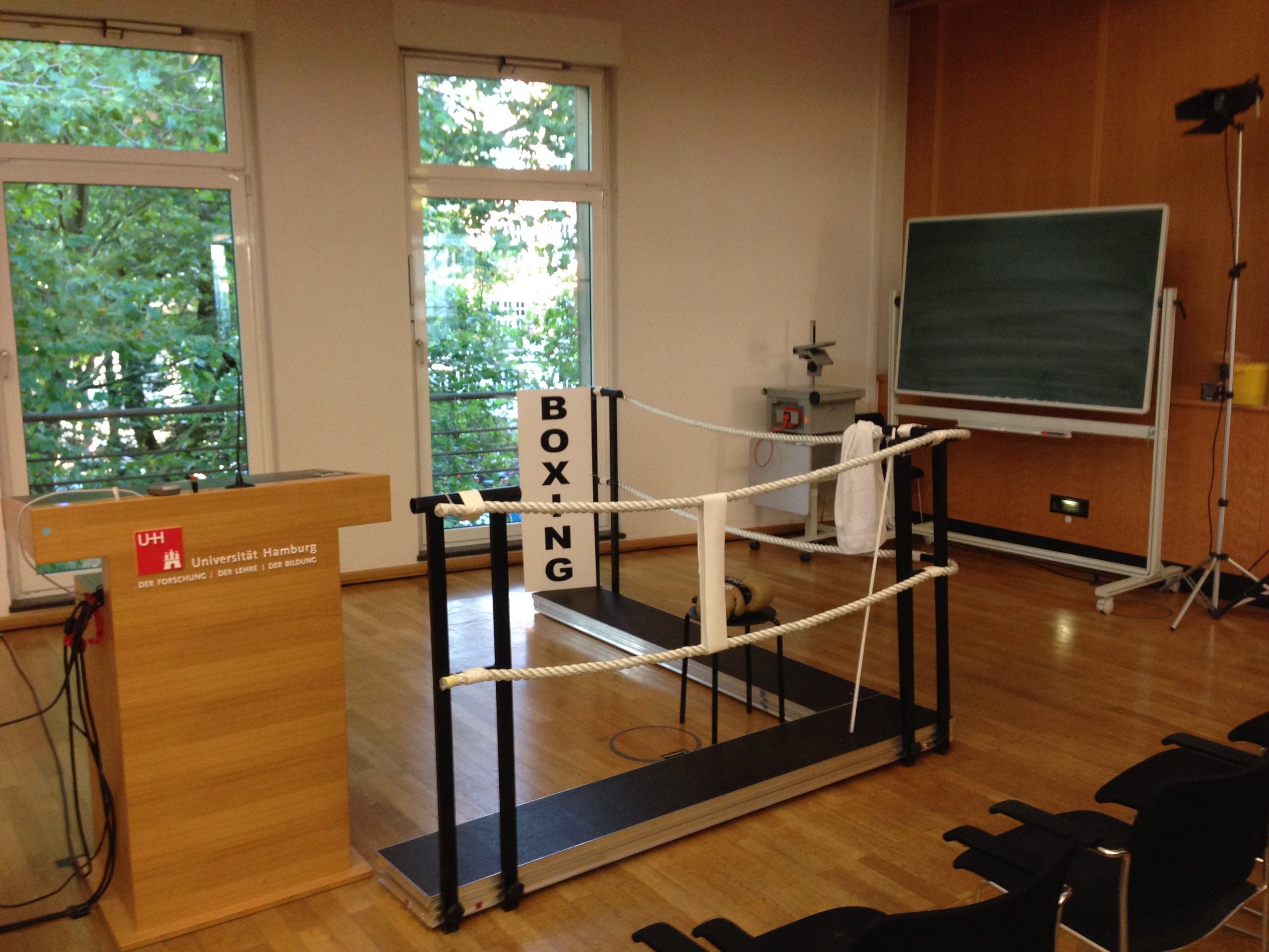 Allgemein / Boxring aufgebaut in einem Seminarraum mit Rednerpult und Bestuhlung