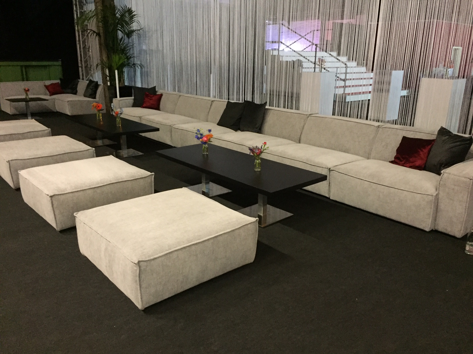 Loungetisch Mailand XL in schwarzer Event-Lounge mit Sofas