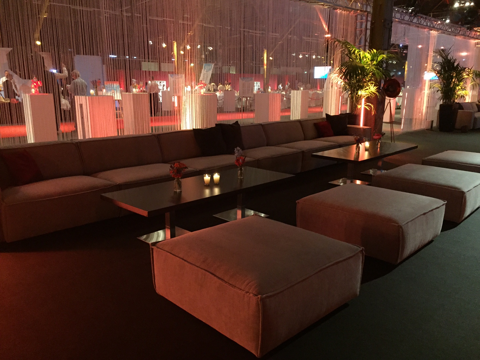 Modul-Hocker Manhattan in eleganter Event-Lounge mit Sofas