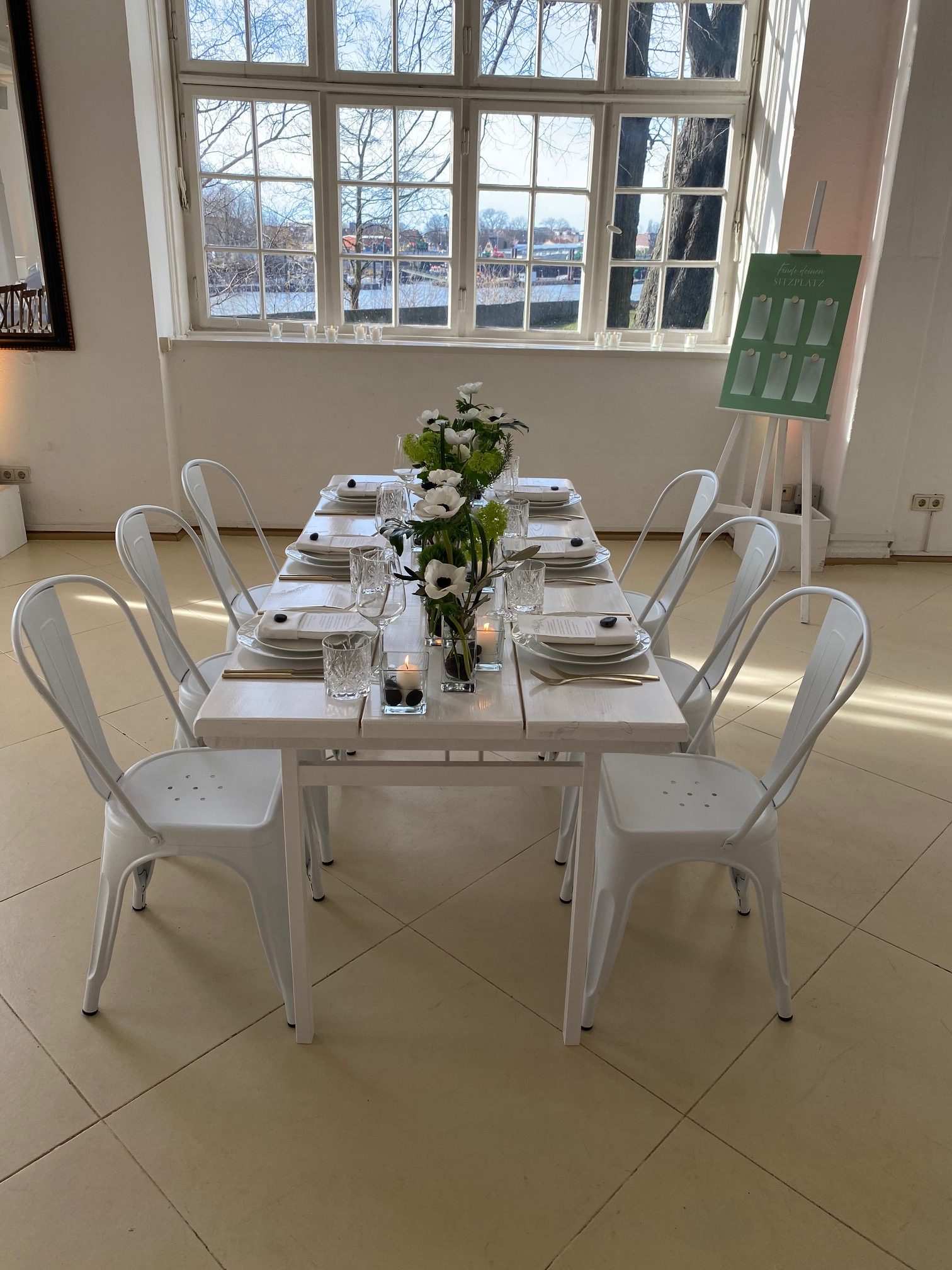 Stuhl Klara an elegant gedecktem Tisch im hellen Veranstaltungsraum
