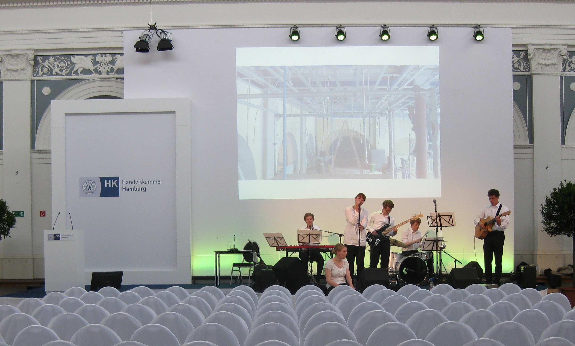 Projektionsleinwand Opera bei Bühnenaufbau mit Liveband