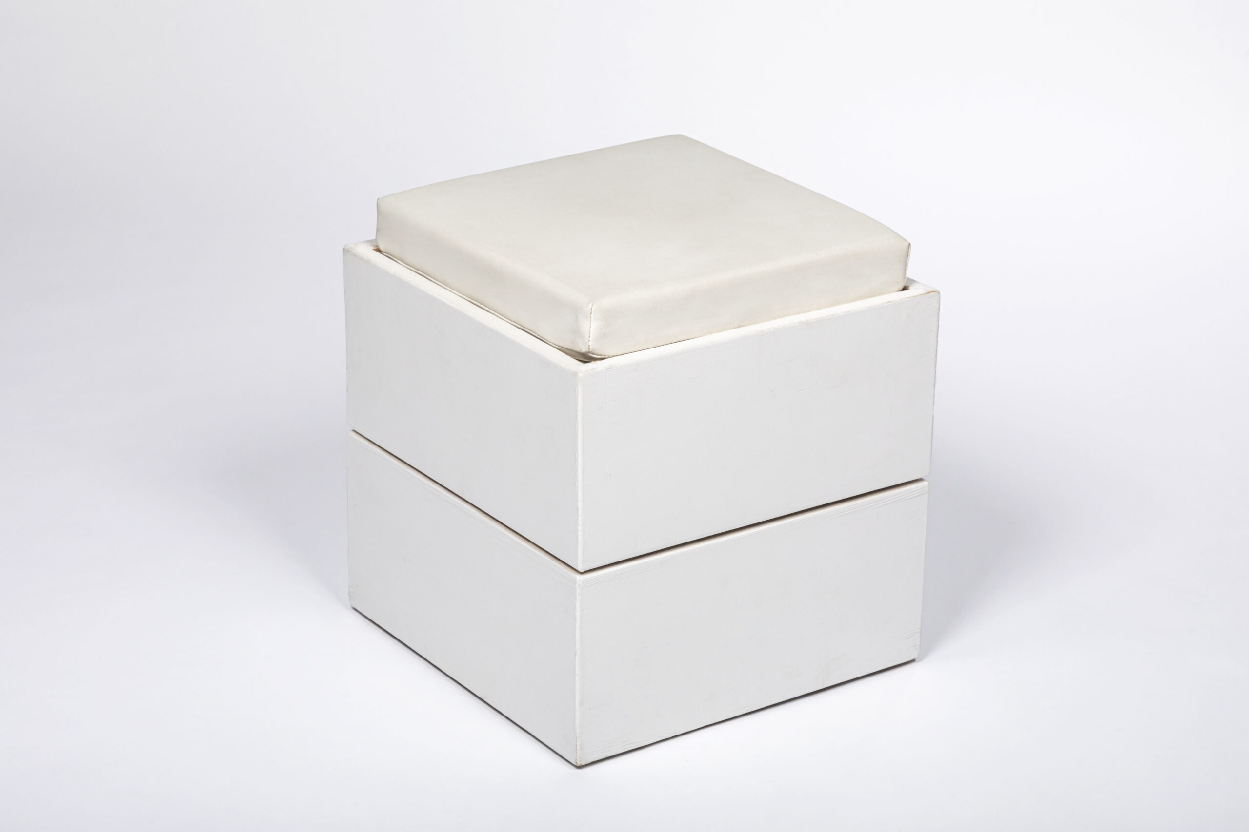 Sylt WHITE Hocker mit weißem Kunstlederpolster und Holzgestell