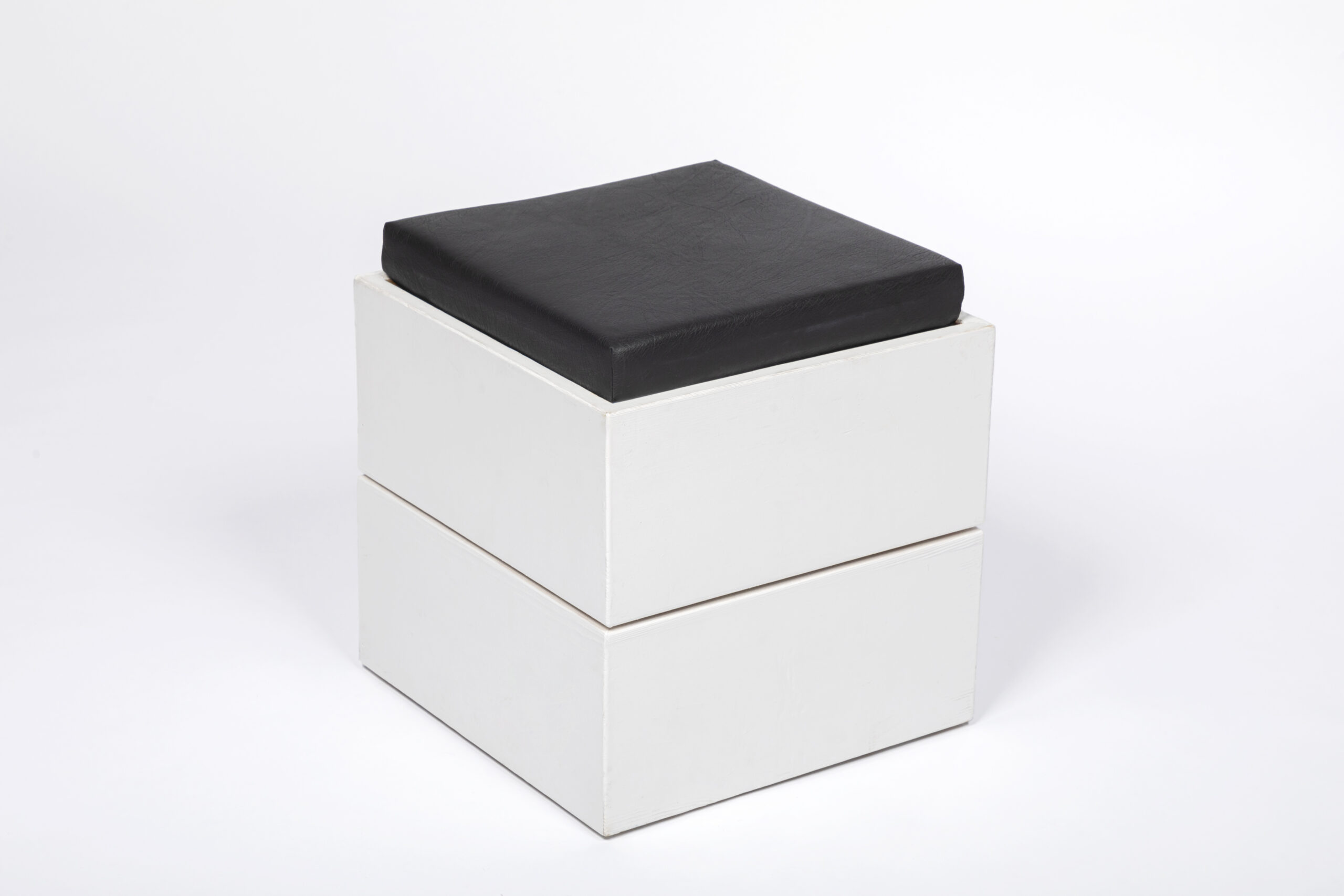 Sylt GREY Hocker mit dunkelgrauem Kunstlederpolster und weißem Holzgestell