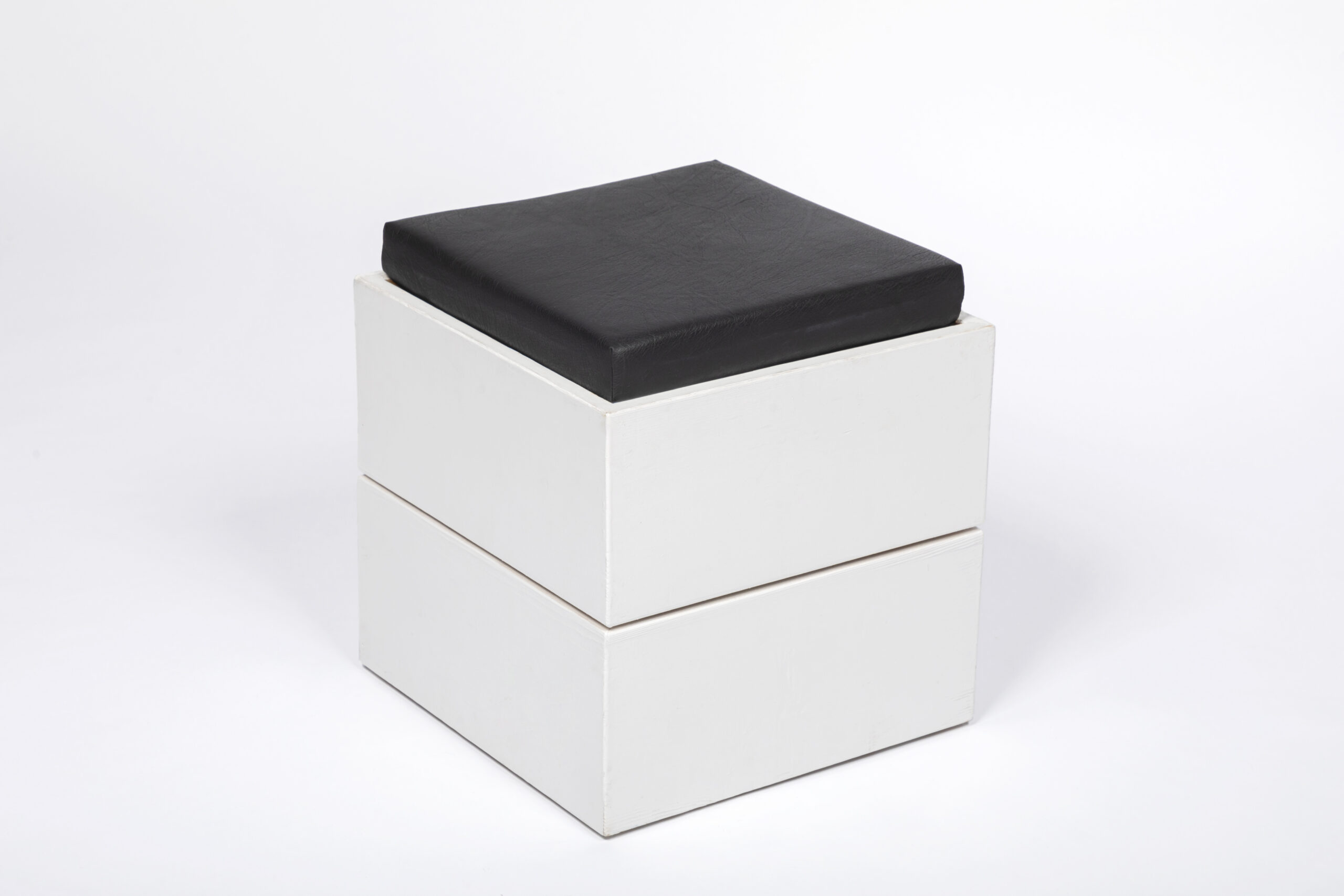 Sylt GREY Hocker mit dunkelgrauem Kunstlederpolster und weißem Holzgestell