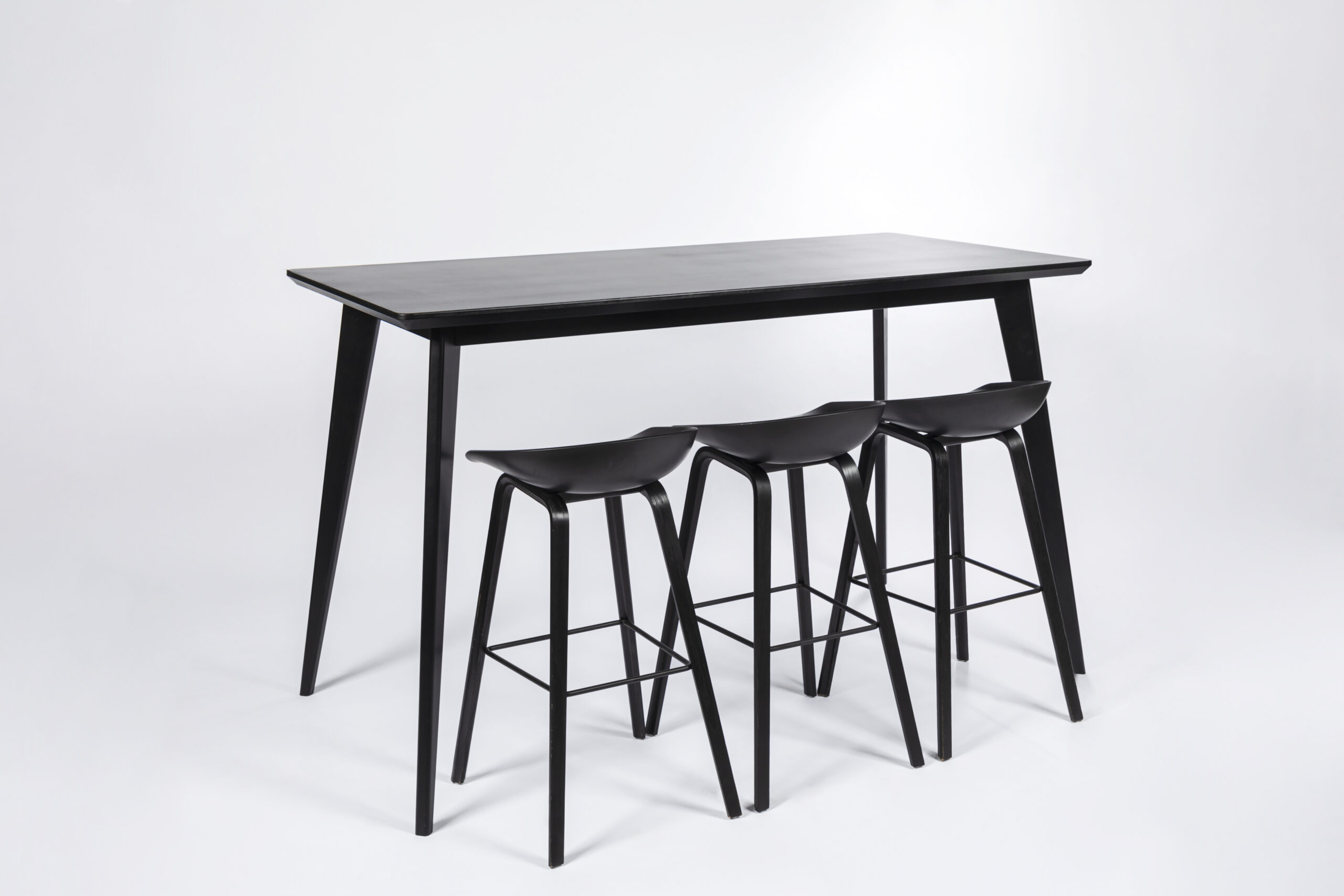 Stehtisch Manhattan L in Schwarz mit drei Barhockern