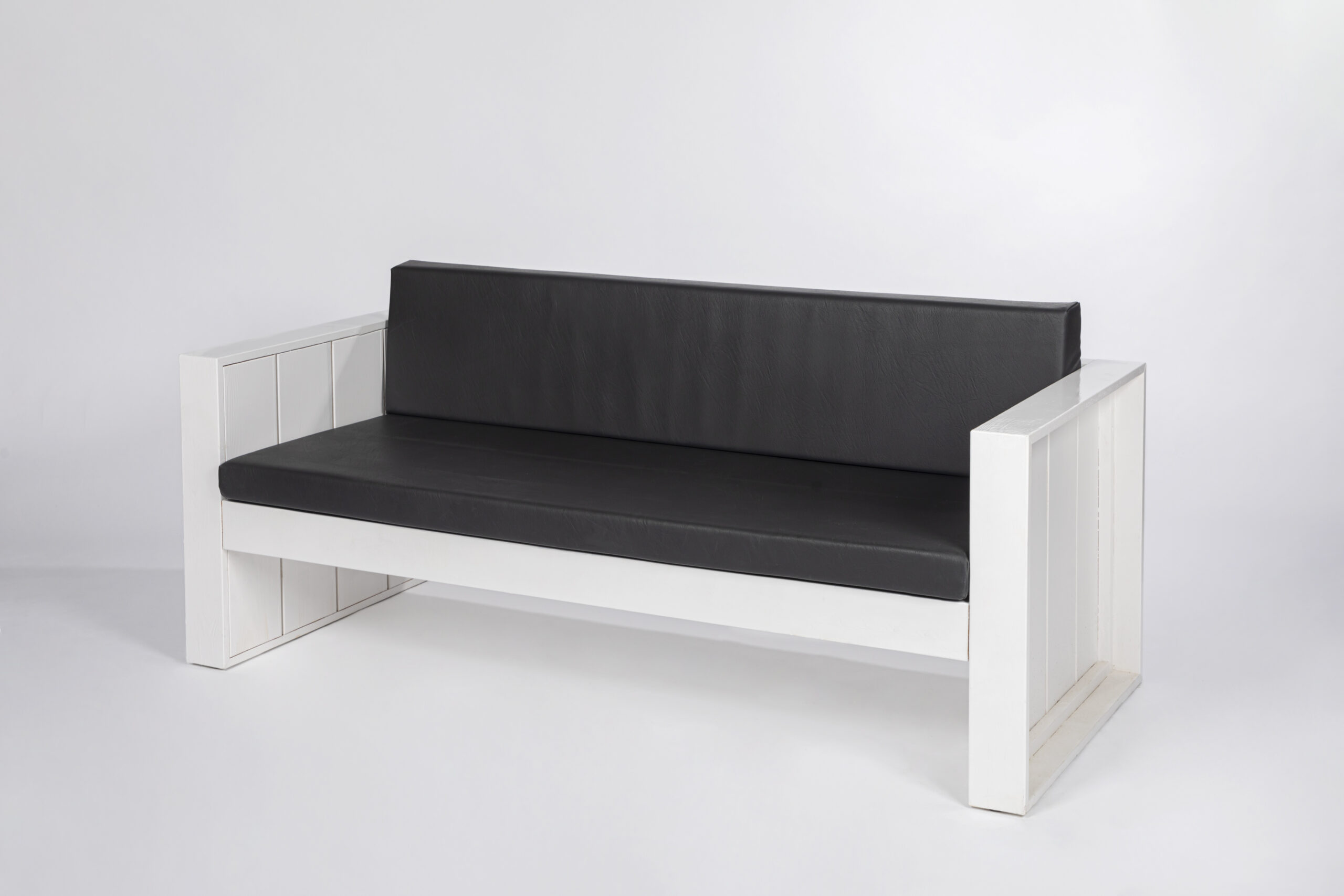 Sylt GREY Sofa 3-Sitzer mit dunkelgrauer Kunstlederpolsterung und weißem Holzgestell