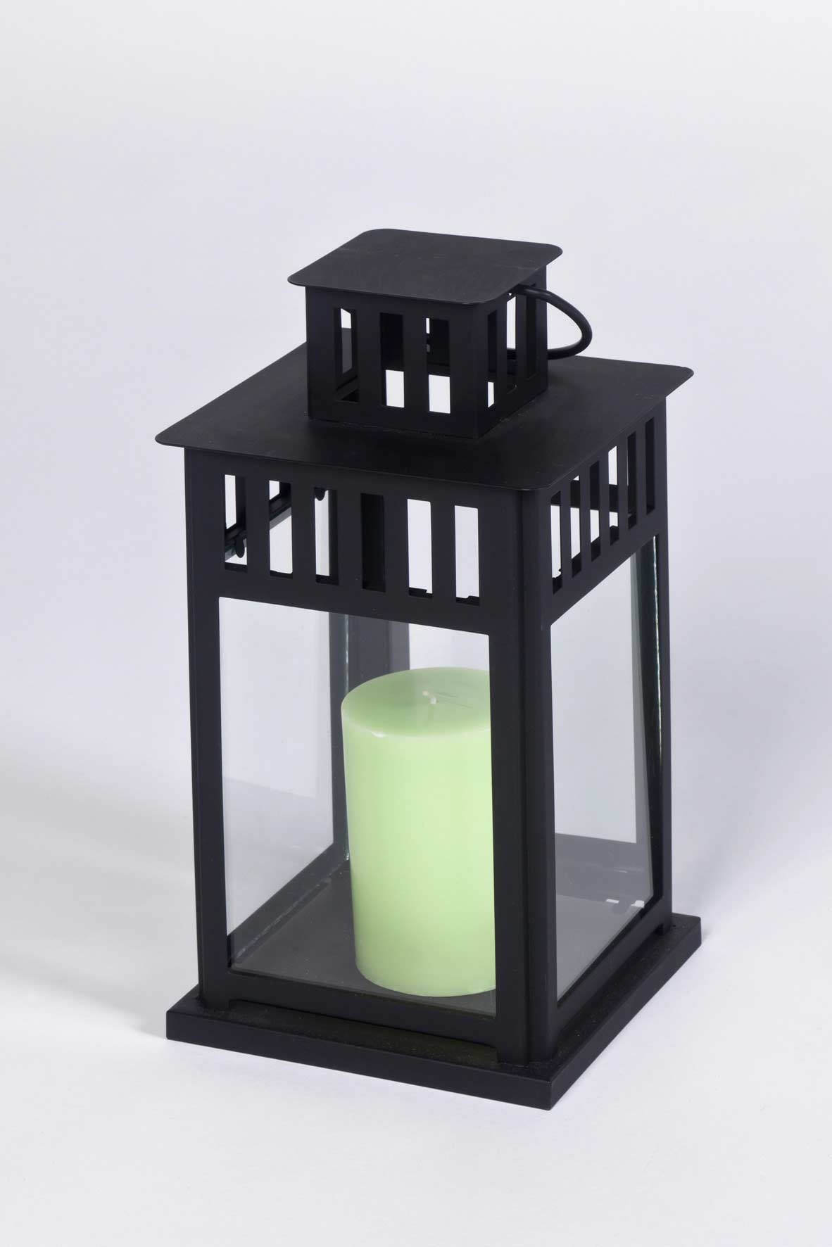 Windlicht schwarz aus Metall mit Glaswänden und grüner Stumpenkerze