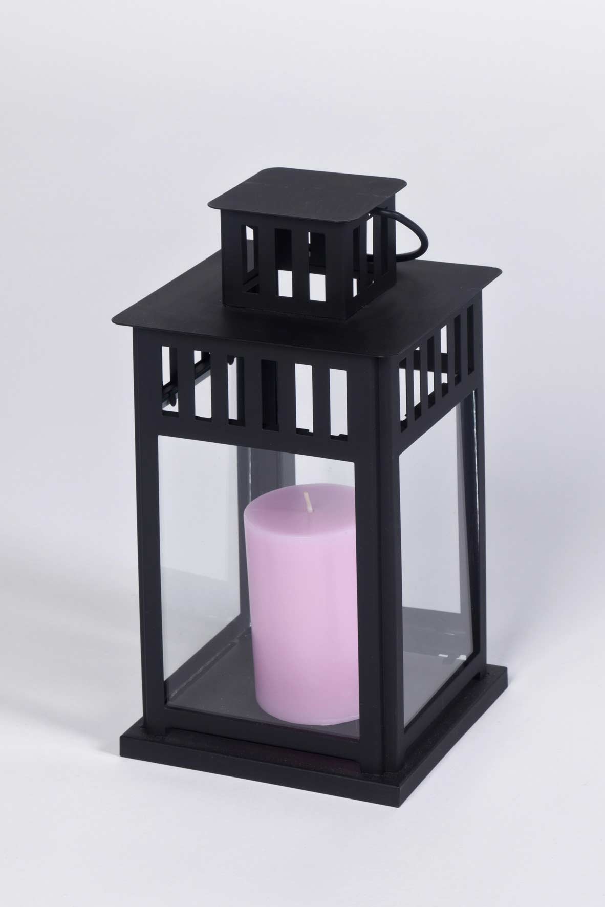 Windlicht schwarz aus Metall mit Glaswänden und rosa Stumpenkerze