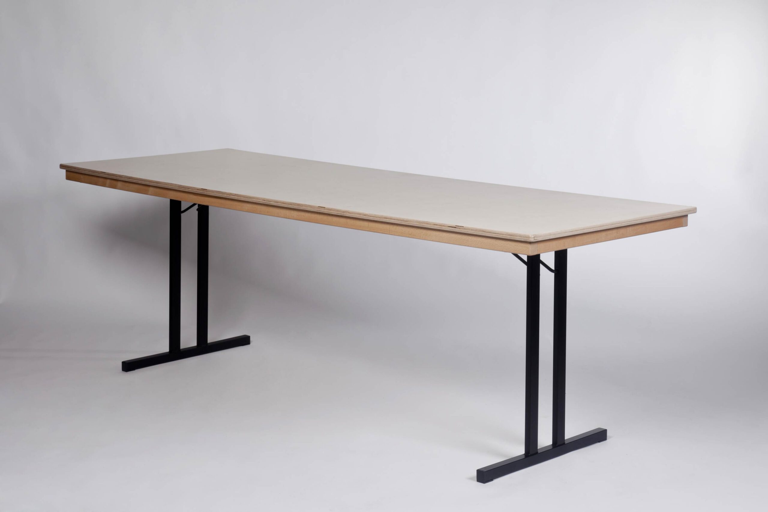 Bankett-Tisch 165/80cm mit heller Holzplatte und schwarzen Metallfüßen