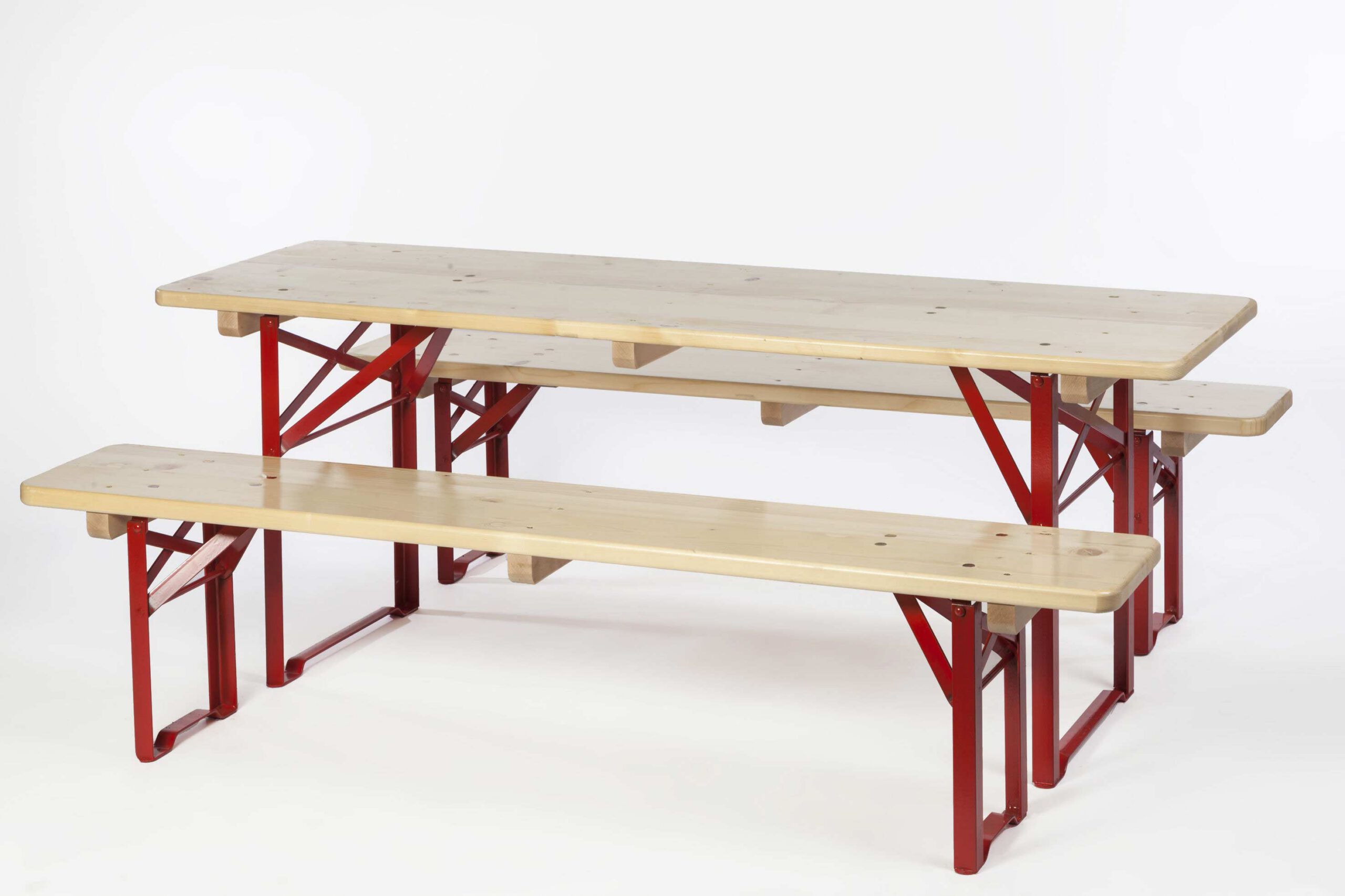 Festzeltgarnitur „Kinder“ aus hellem Holz mit roten Metallgestellen