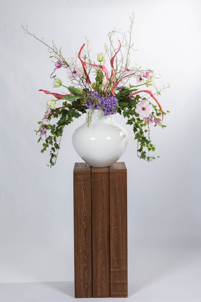 Säulenstehtisch Bari aus antik gebeiztem Massivholz mit üppigem Blumenarrangement