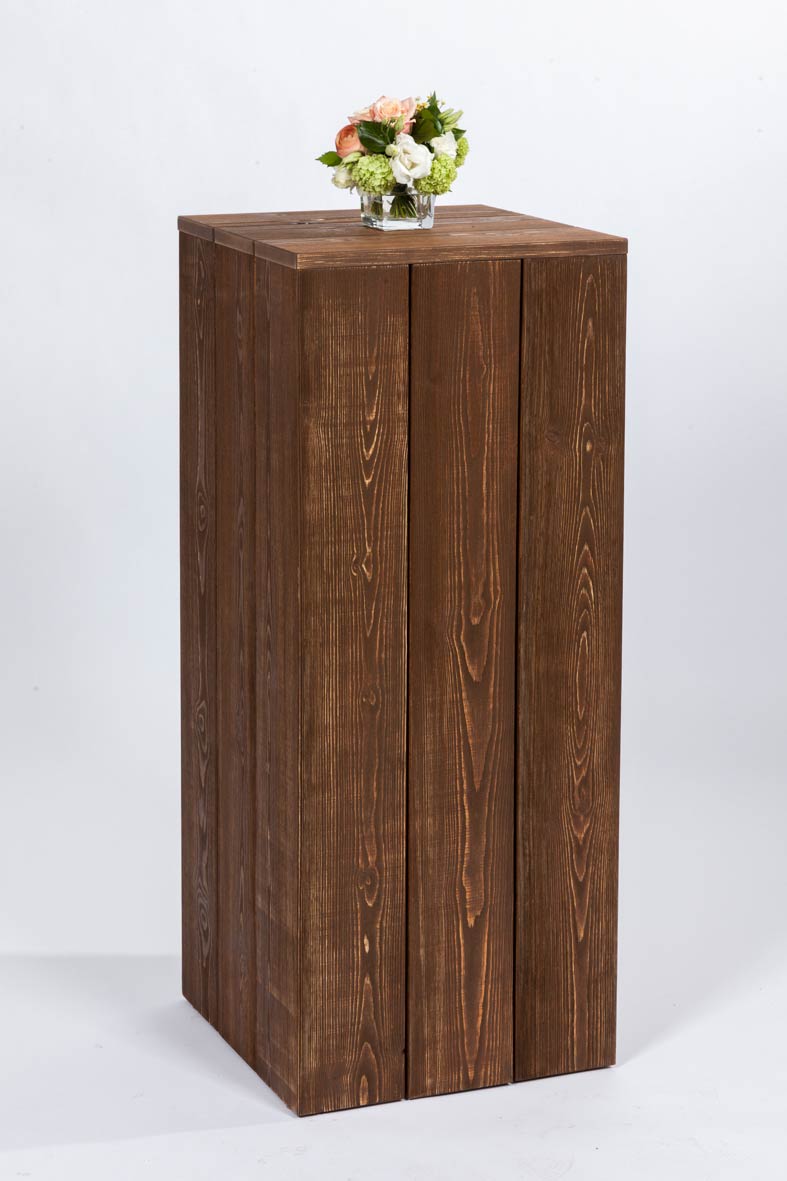 Säulenstehtisch Bari aus antik gebeiztem Massivholz mit Blumenarrangement