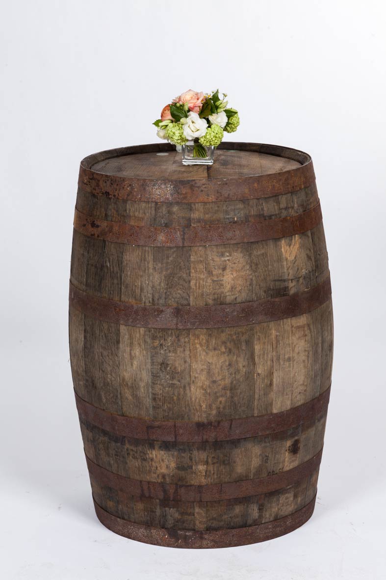 Stehtisch Weinfass aus Originalholz mit kleinem Blumenarrangement