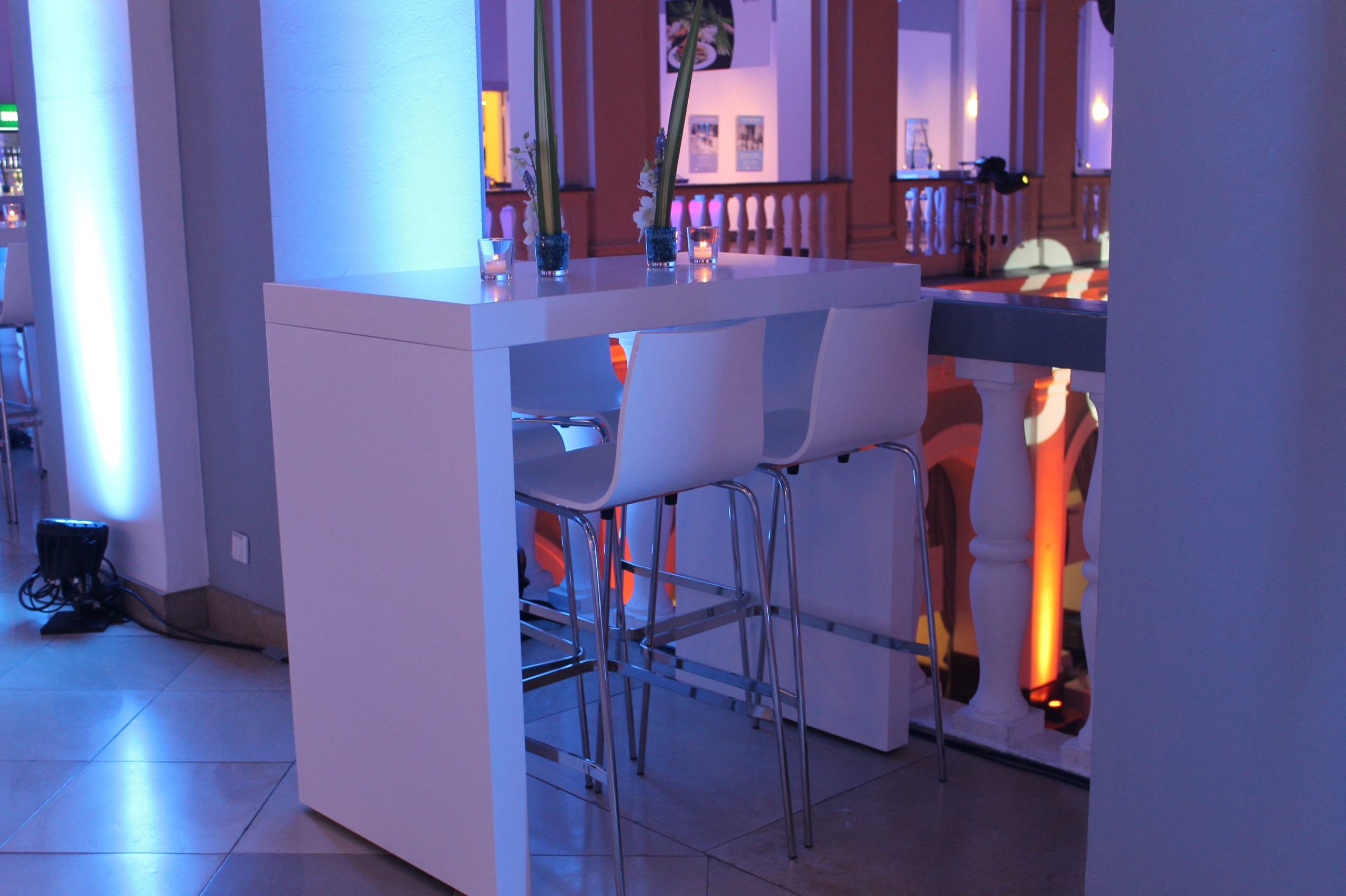 Stehtisch Levante M bei atmosphärisch beleuchtetem Event