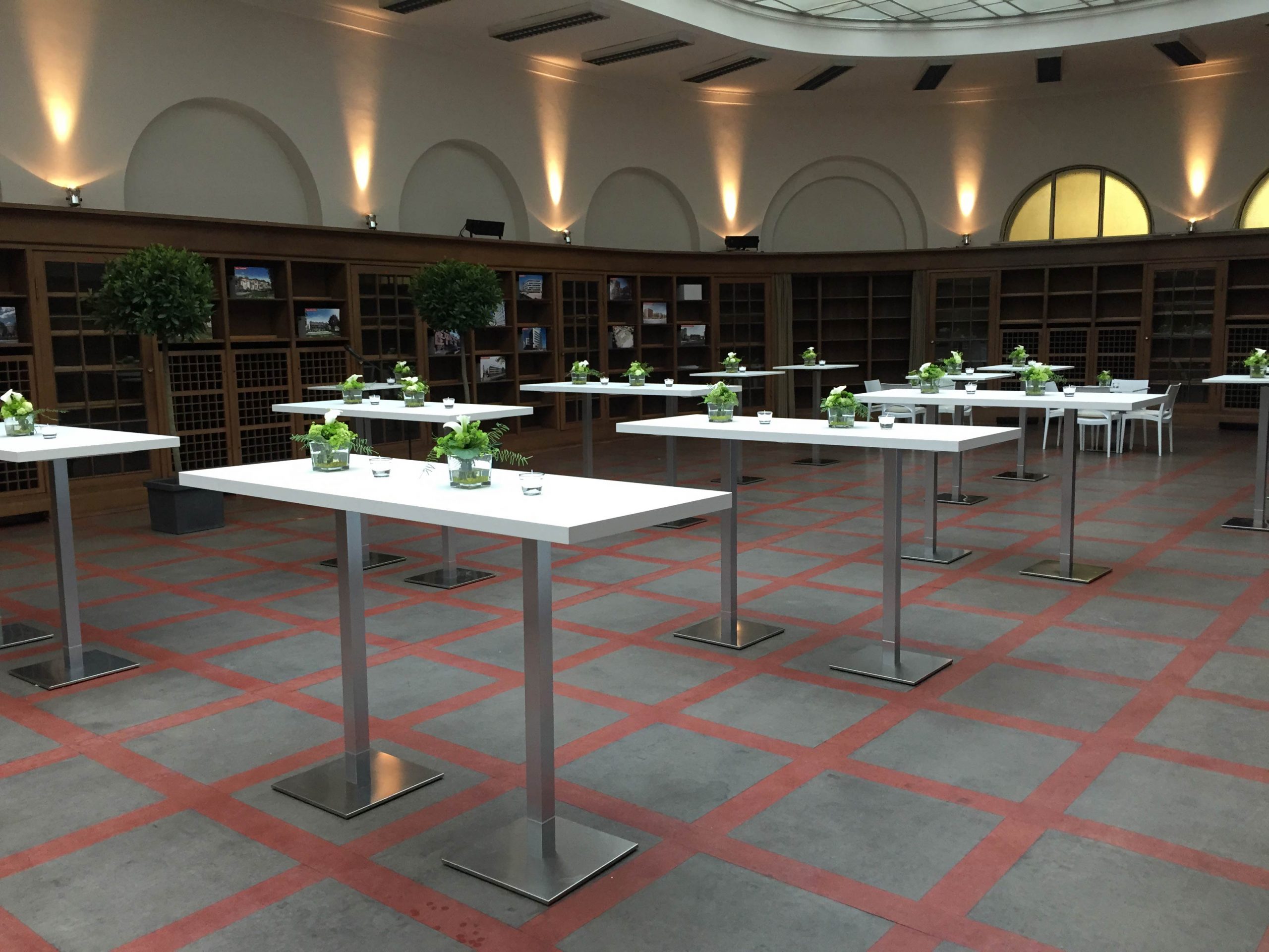 Stehtisch Mailand L bei einem Empfang mit weißen Tischplatten und Blumendekoration