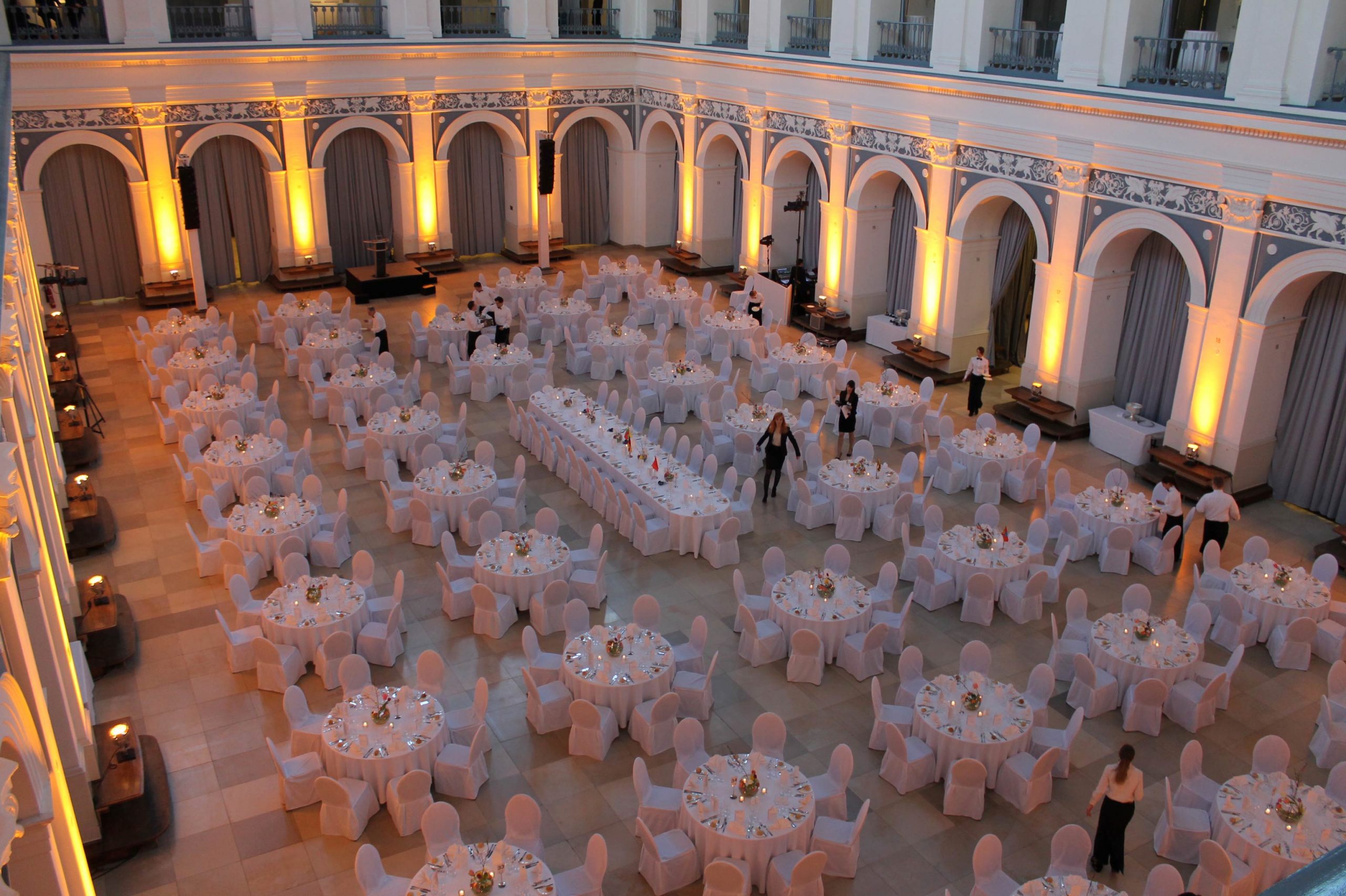 Bankett-Tisch 200cm bei festlichem Bankett in großer, beleuchteter Eventhalle