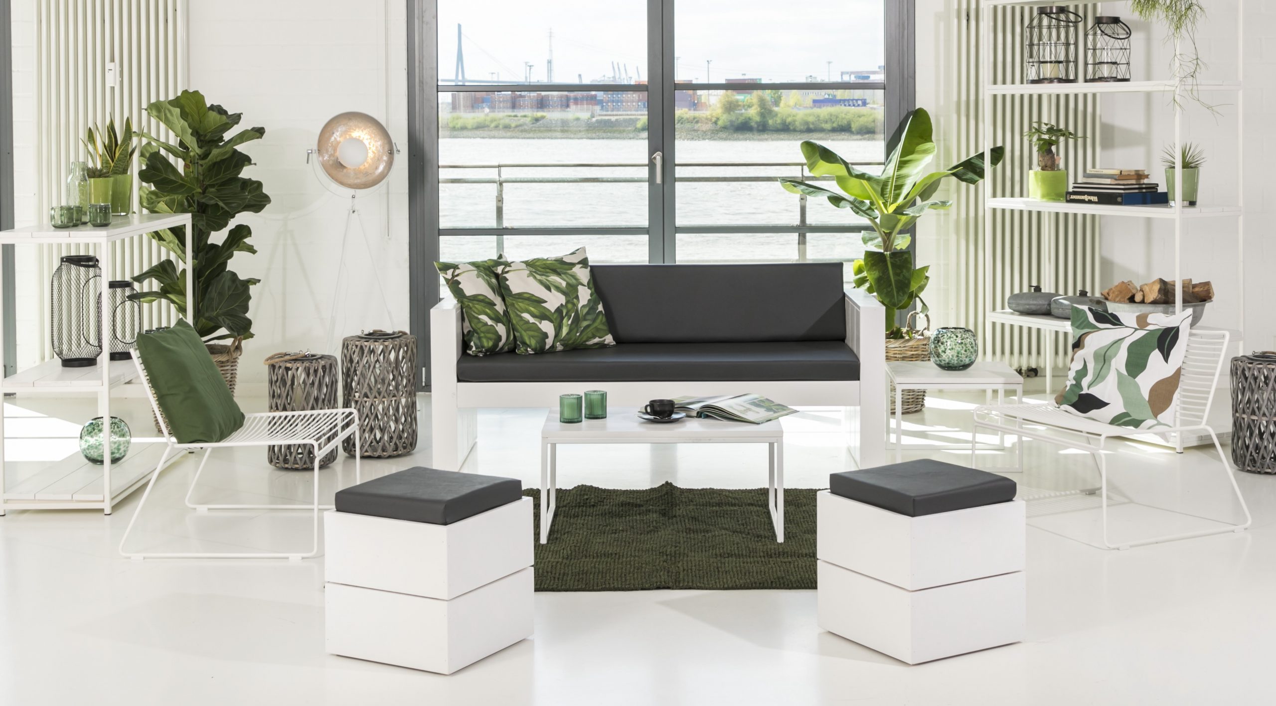 Loungeteppich Jute grün in heller Lounge mit Pflanzen