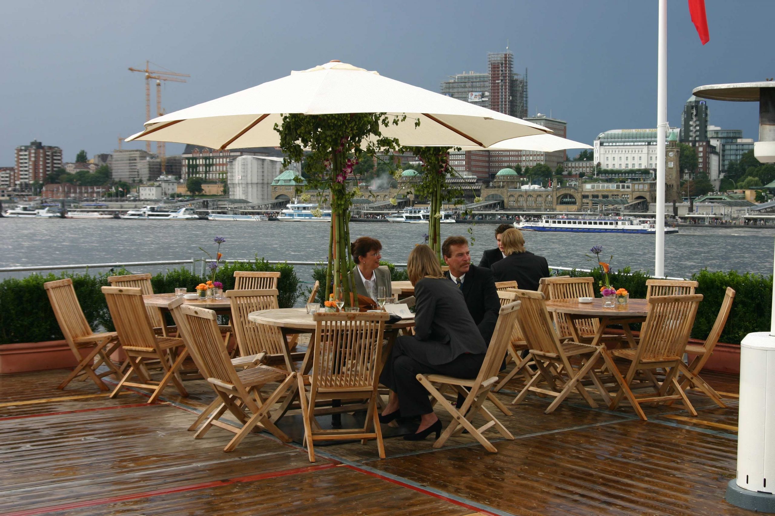 Teakholztisch Florenz rund auf Terrasse für Veranstaltung mit Gästen