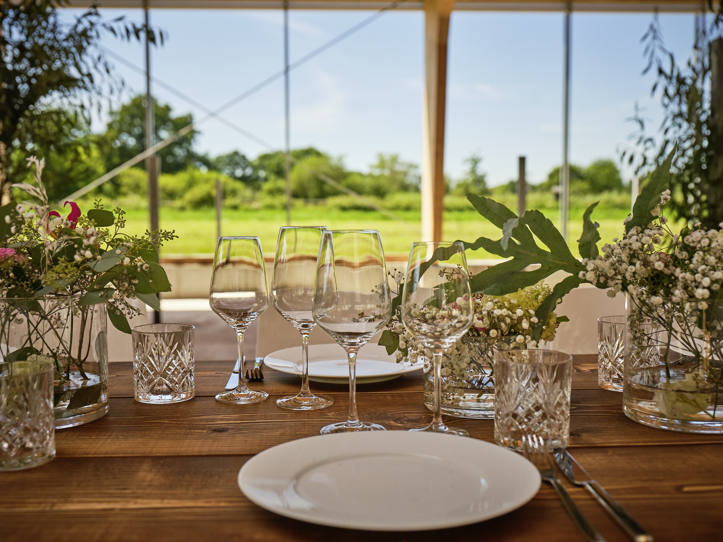 Weißweinglas Taste auf festlich gedecktem Tisch mit Blumen