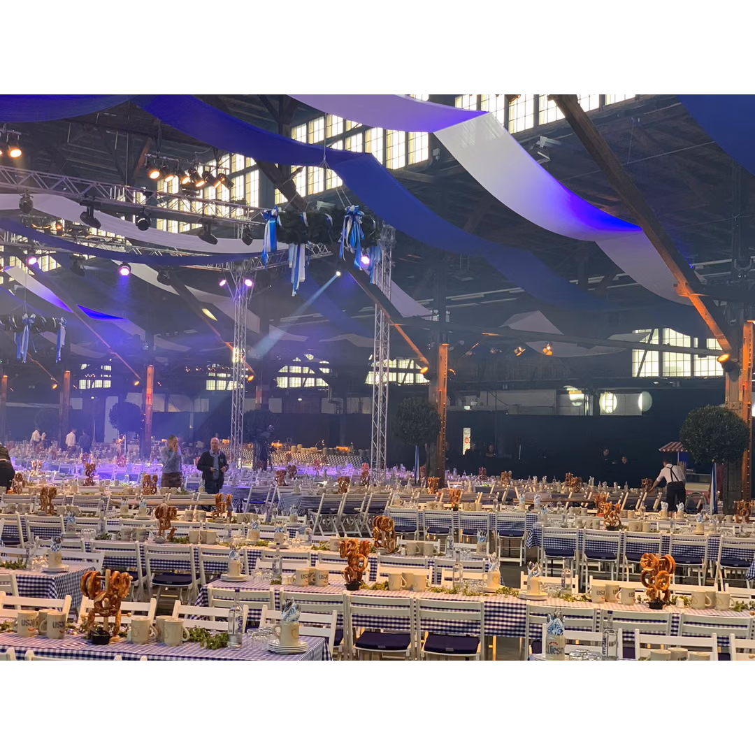 Bestuhlung Oktoberfest mieten bei Unique Event Rental Hamburg