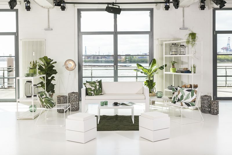 Loungeteppich Jute grün in heller Lounge mit weißen Möbeln