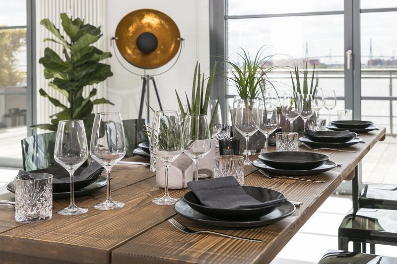 Rotweinglas Taste auf elegant gedecktem Holztisch