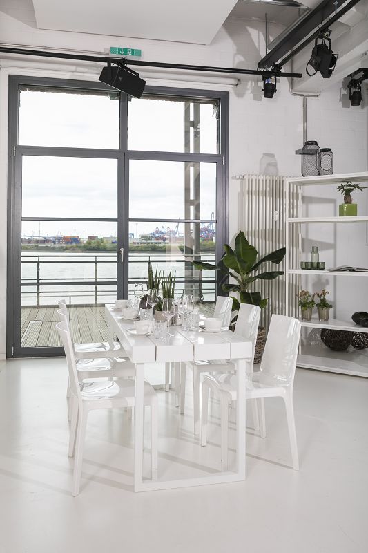 Stuhl Dakota white an gedecktem Tisch in heller Eventlocation