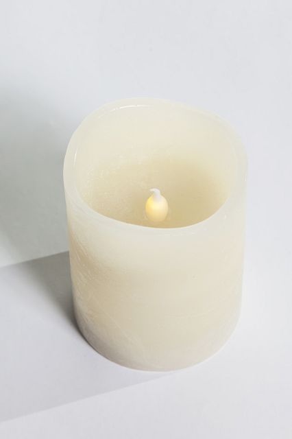 LED-Kerze weiß mit warm leuchtender Flamme