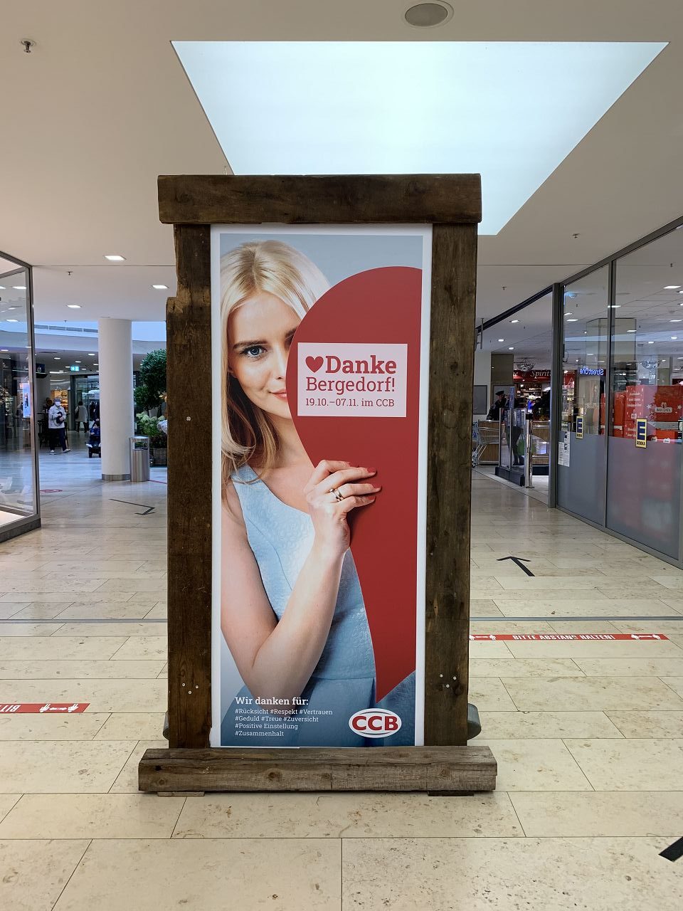 Logorahmen Bari mit Werbeplakat im Einkaufszentrum
