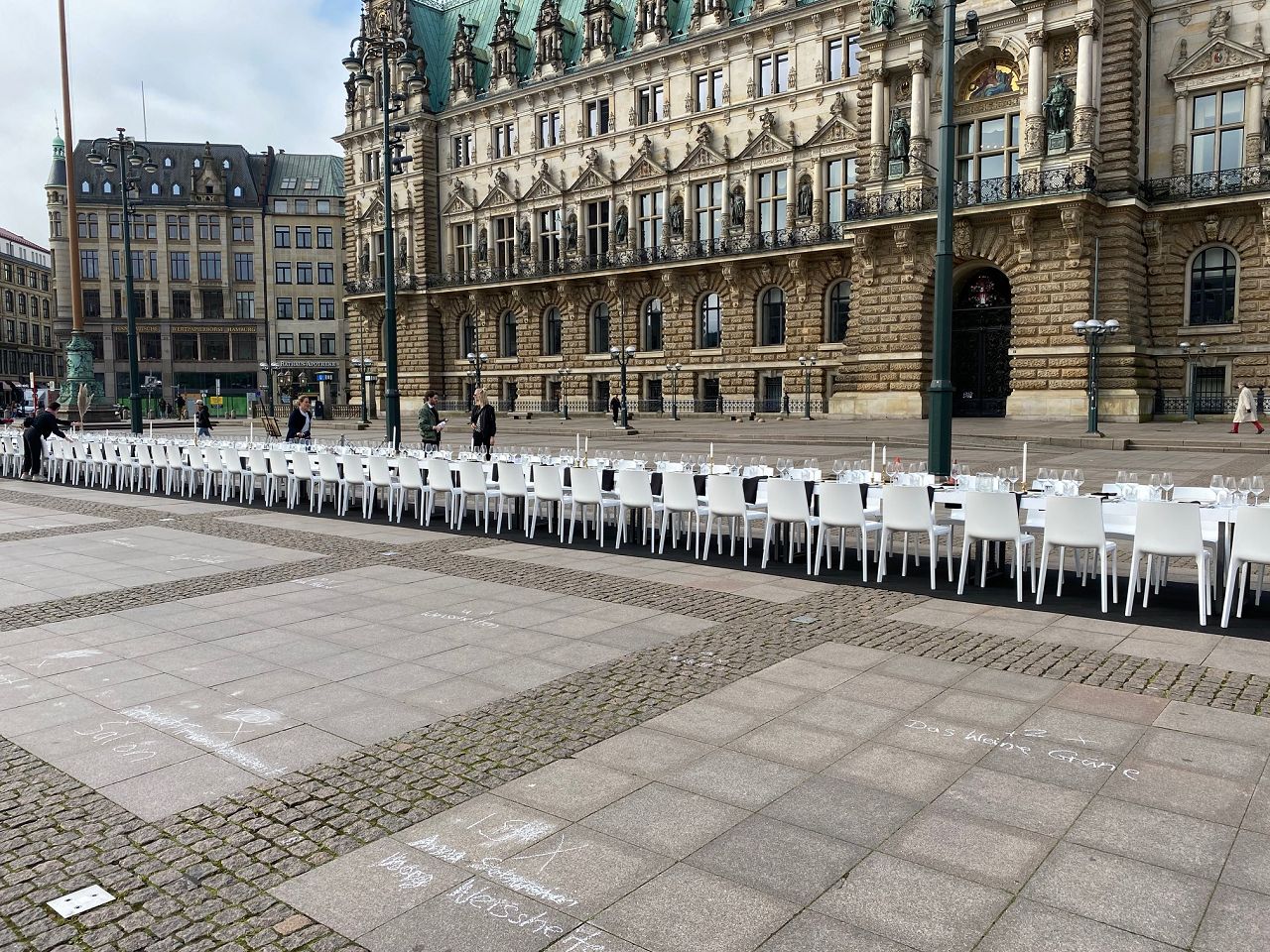 Stuhl Dakota white an langer, gedeckter Tafel vor historischem Gebäude