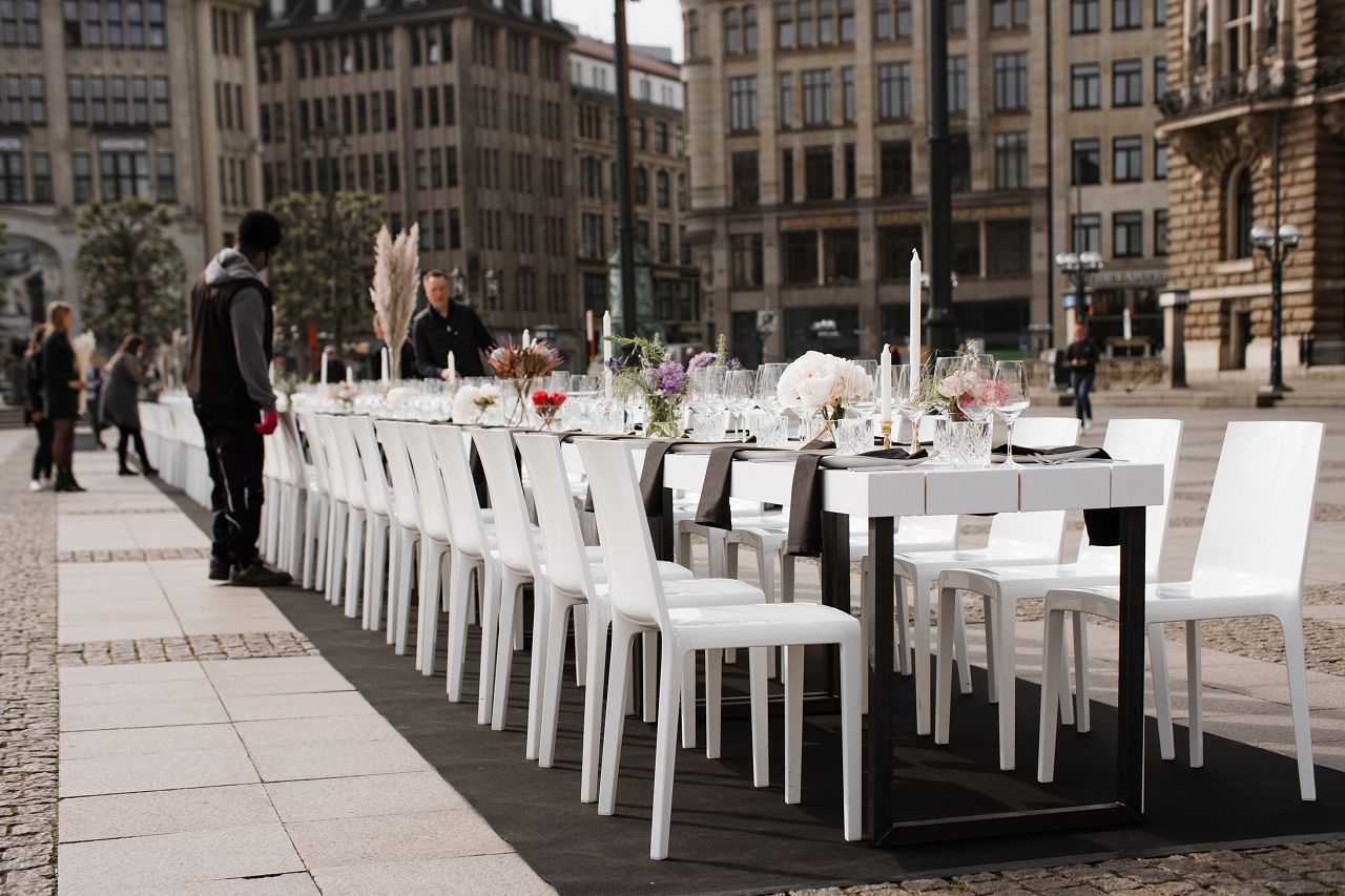 Stuhl Dakota white an gedeckter langer Tafel im Freien