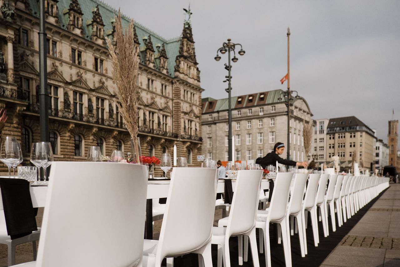 Stuhl Dakota white an festlich gedeckter Tafel im Freien