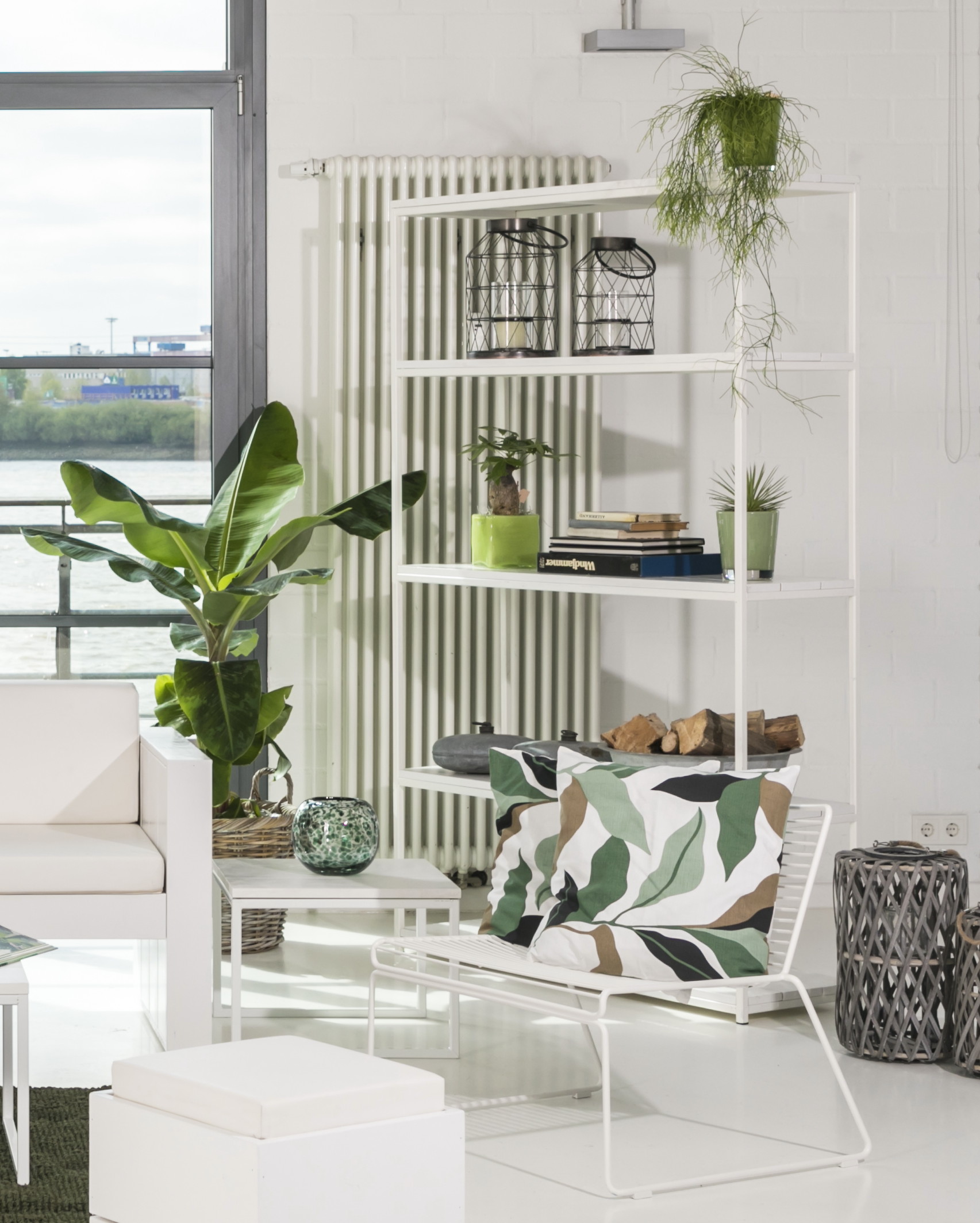 Foodregal Sylt in heller Lounge mit Pflanzen und Dekoration