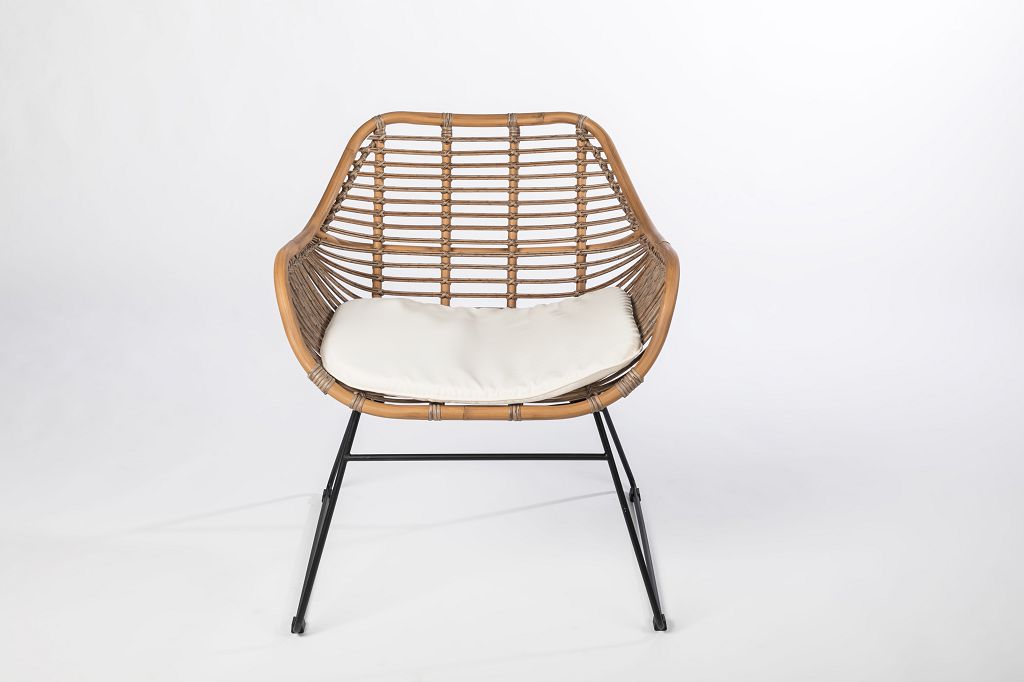 Loungestuhl Exotic aus Rattan mit weißem Sitzkissen und schwarzem Metallgestell